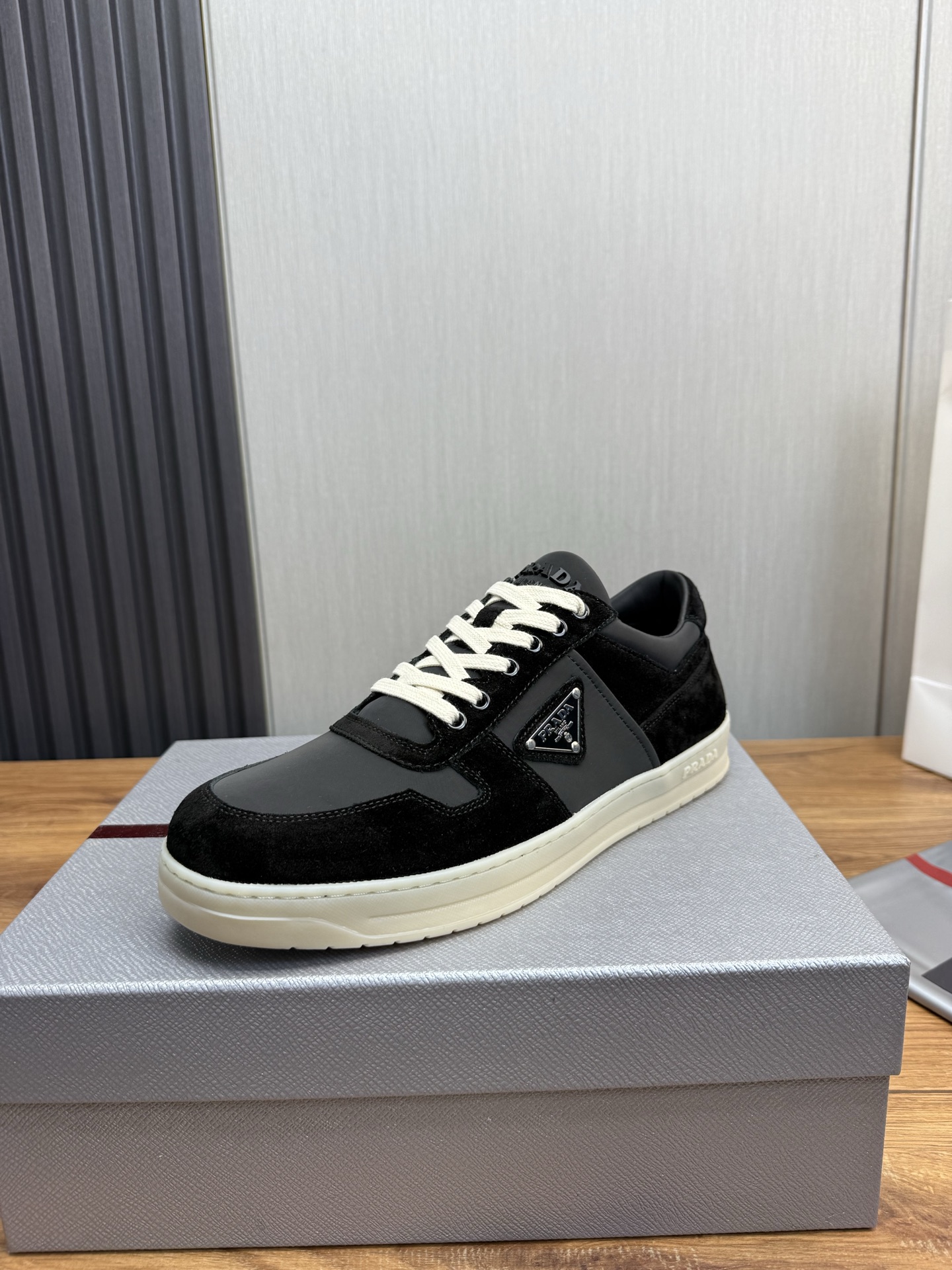 NO:670052,[PRADA] Popular items in men's shoes counter, official website synchronization, 1 high-quality shipped original frosted cowhide stitching + cowhide lining, 11 replica, original original sole, 38-45 (45 customized, non-refundable), casual shoes/sports shoes, prada, prada, sneakers, cowhide19860909【PRADA普拉达】男鞋专柜爆款,官网同步,1高品质出货原版磨砂牛皮拼接+牛皮内里,11复刻 ,原厂原版底,38-45（45定做不退换）,休闲鞋/运动鞋,prada,prada,sneakers,cowhide,Women's Shoes
