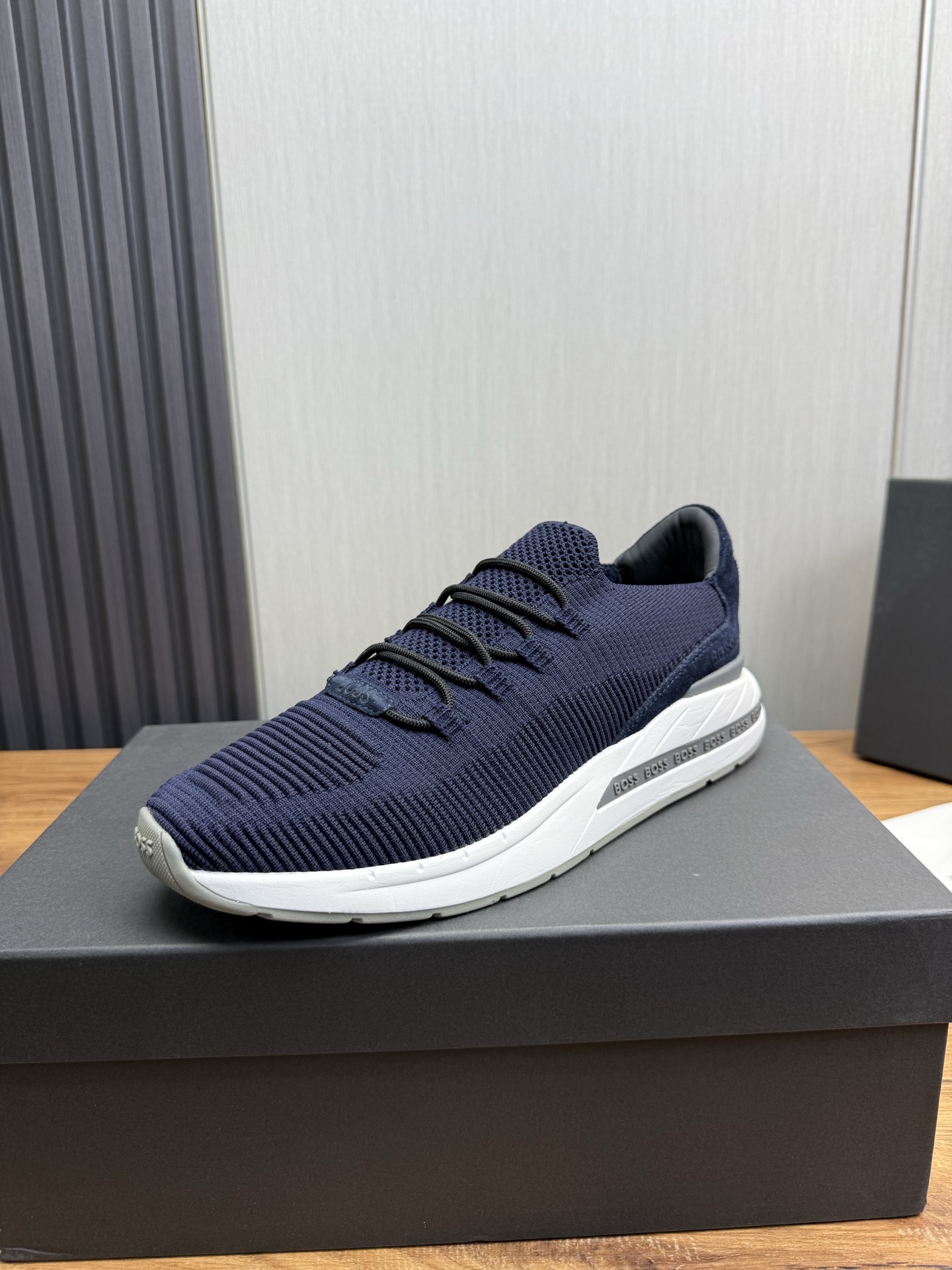 NO:354530,The BOSS. counter is sold at the same time as the original configuration men's shoes. Imported flying woven fabrics are essential for sports experts, breathable and comfortable elastic mats, original soles are specially supplied with original soles, super comfortable, original order goods, high quality can enter and exit the counter at will. Welcome to compare the counter synchronization, the number of codes is 39-44 (order 38 45 46),19860909BOSS.专柜同步发售原厂配置男鞋 进口飞织面料,运动达人必备,透气舒适弹力布里垫,鞋底原厂特供原版底超级舒适,原厂跟单货,高品质可随意进出专柜,欢迎对比专柜同步,码数 39-44（订 38 45 46）,,Men's shoes