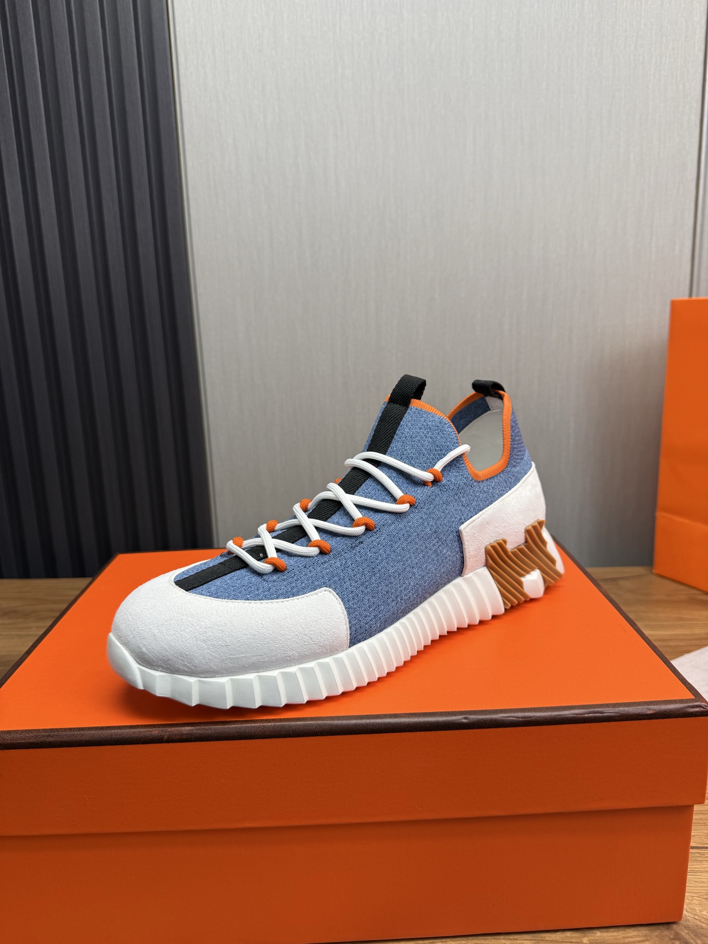 NO:354567,HERME*—Hermes. The counter is simultaneously released in a hot sale. The upper is imported cowhide/matched with original mesh fabric, exquisite workmanship (original calfskin inner lining) cowhide footbed. The sole is specially supplied with original ultra-light sole, real shot. Number of sizes 38-44. (45 can be customized),, hermes, hermes, cowhide19860909HERME*—爱马仕.专柜同步发售经典爆款热卖 鞋面采用进口牛皮/搭配原版网布 ,做工考究（原版小牛皮内里） 牛皮垫脚 鞋底原厂特供原版超轻大底,实物拍摄 码数38-44.（45可定做）,,hermes,hermes,cowhide,Men's shoes