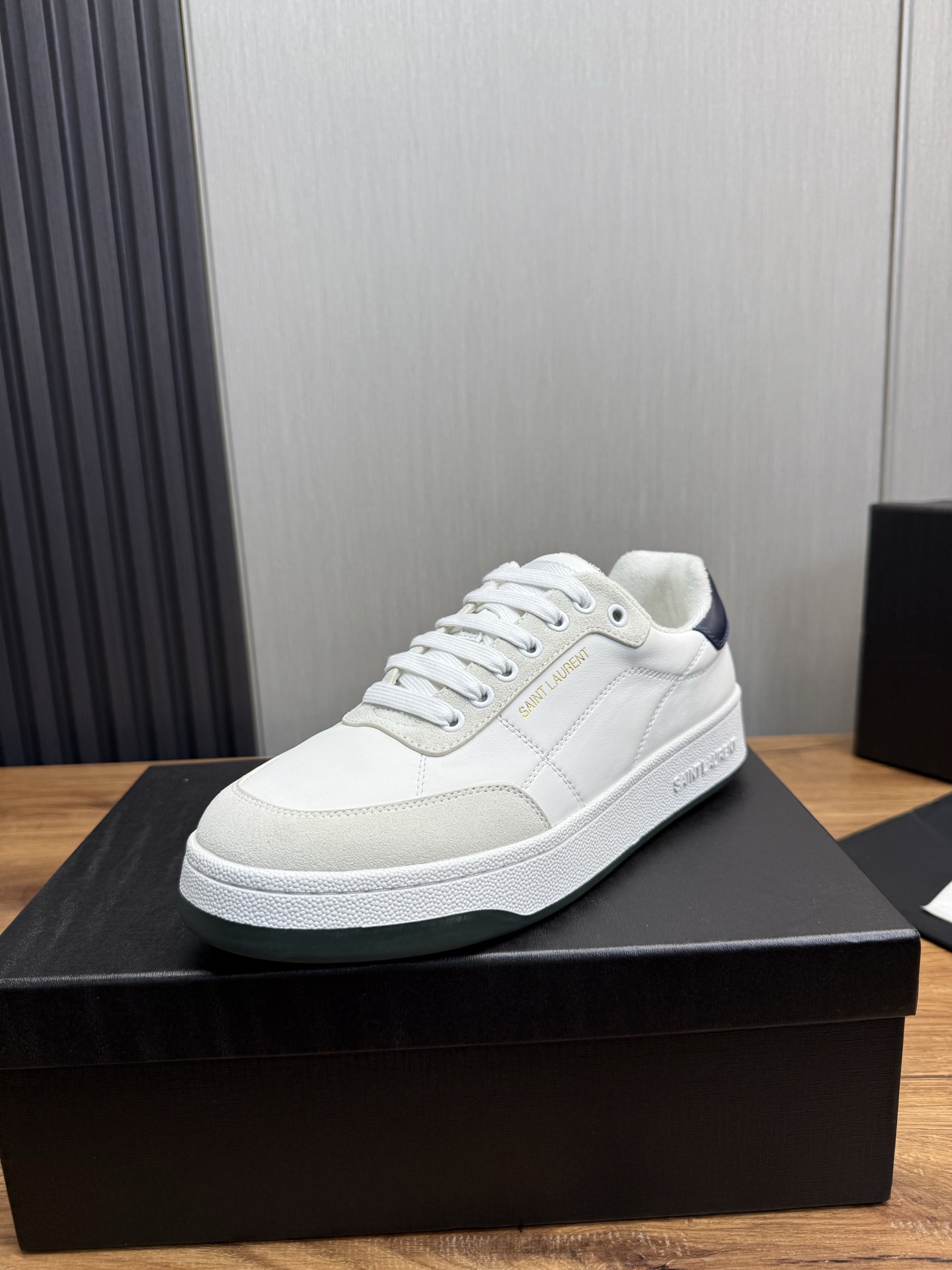 NO:354382,SAINT LAURENT. Saint Laurent men's low-top casual shoes. The official website's hot-selling brand flagship store synchronized. Imported cowhide upper, sweat-absorbing terry cloth inside, which further enhances the softness, breathability and wrapping of the shoes, cowhide footbed. Original two-color non-slip and wear-resistant sole, high-quality shipment Size: 38-45 (custom made in 45), saint laurent, saint laurent, cowhide19860909SAINT LAURENT.圣罗兰男士低帮休闲鞋 官网热卖款品牌旗舰店同步 进口牛皮鞋面,内里吸汗毛巾布、更加增强鞋子的柔软性、透气性及包裹性、牛皮垫脚 原版双色防滑耐磨大底,高品质出货 尺码:38-45（45订做）,,saint laurent,saint laurent,cowhide,Men's shoes