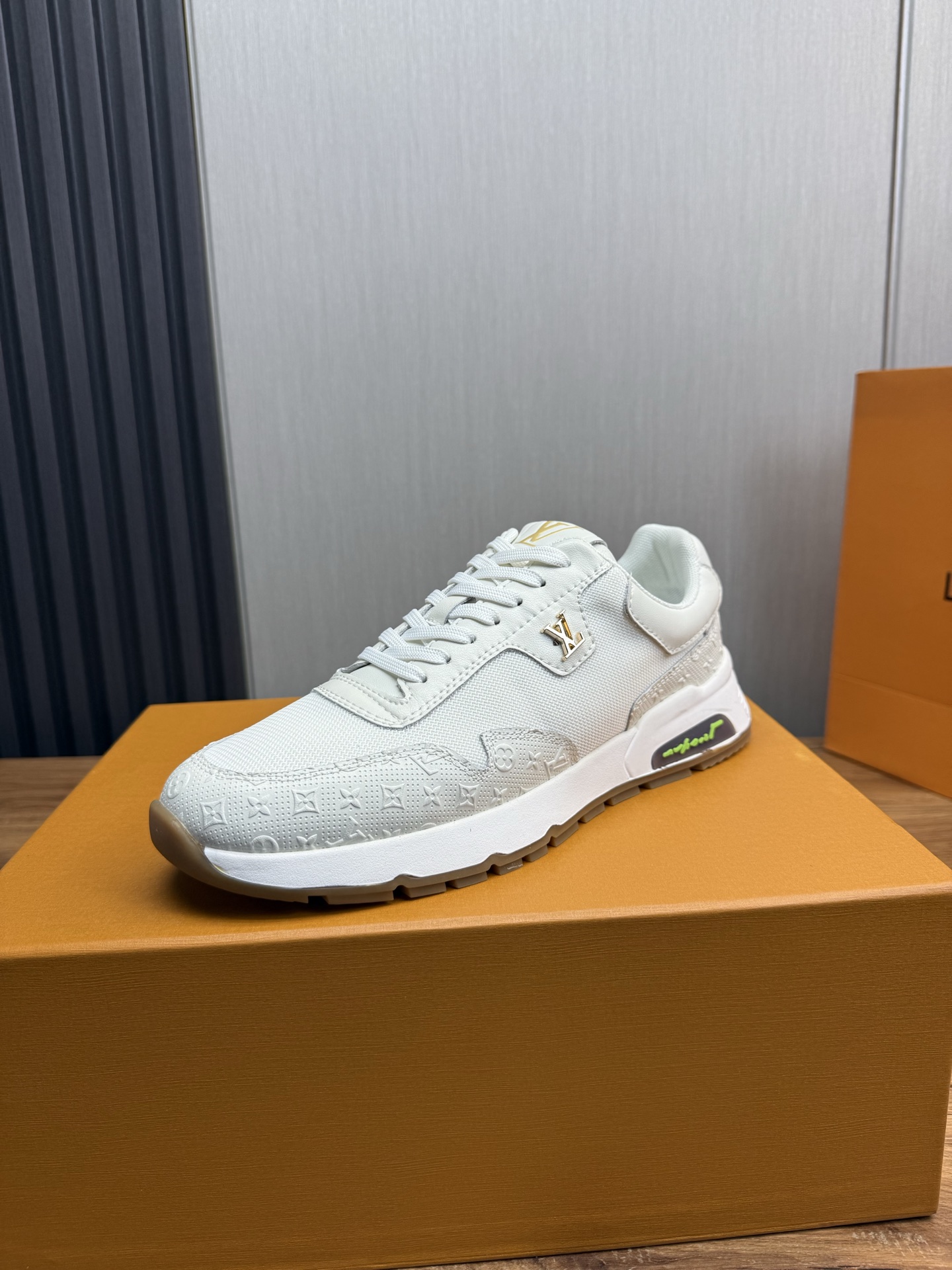 NO:355179,LOUIS VUITTON [Luden Yiwei] new trendy Lv is on the market, casual and fashionable men's shoes are shipped 1:1. The upper is made of imported brand leather + sheepskin lining, original wear-resistant rubber outsole, simple and atmospheric, exclusive to trendy men. 38-44,,louis vuitton,louis vuitton,sheepskin19860909LOUIS VUITTON【路登易威】全新潮款Lv上市,休闲时尚男鞋原版1:1出货 鞋面采用进口品牌皮料+羊皮内里,原版耐磨橡胶大底,版型简洁大气,潮男专属.38-44,,louis vuitton,louis vuitton,sheepskin,Men's shoes