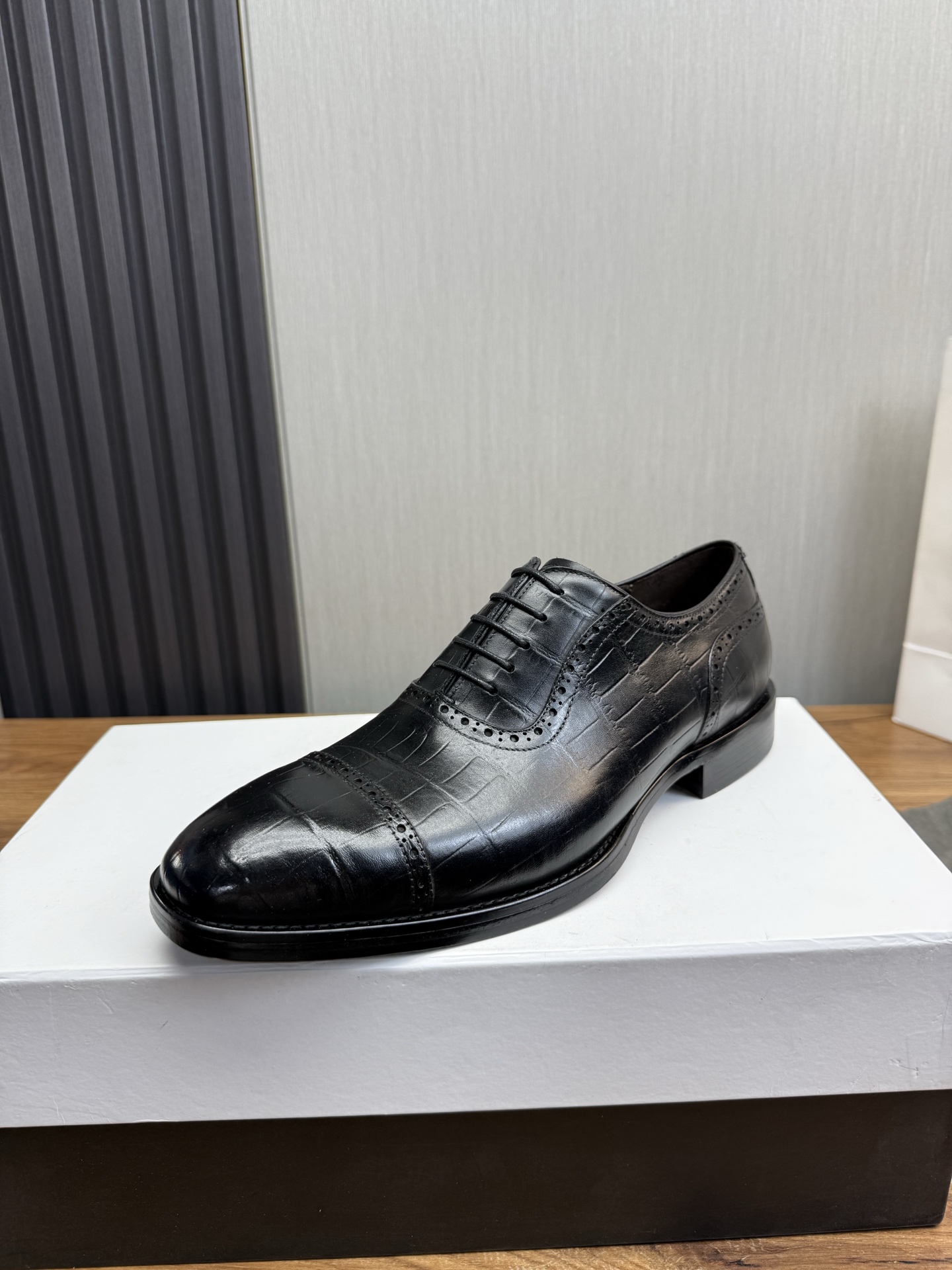 NO:356728,Berlut* Berlut. New style of men's hand-painted formal leather shoes, high-end quality, high-quality imported calfskin crocodile embossed upper, hand-painted color process, semi-godine cold sticking process, simple and atmospheric, ancient and embossed leather outsole, displaying the texture of the leather material with exquisite and exquisite leather horizontal belt decoration, more hand-made characteristics, inner lining dyed calfskin, leather rubber combination soles, excellent anti-slip effect, original customized packaging and sale, standard leather shoes sizes 39~44# (customized by 38.45),, cowhide, Leather soles19860909Berlut* 布鲁提.新款男士手工擦色正装皮鞋 高端精品 甄选优质进口小牛皮鳄鱼压纹鞋面 手工擦色工艺处理效果 半固特异冷粘工艺 古朴大气 古文压花真皮大底,将皮料质感展现得淋漓精致同材质皮革横带装饰 更显手工特色内里本染小牛皮 真皮橡胶组合大底防滑效果极好 原版定制包装发售 标准皮鞋码数39～44#（38.45定做）,,cowhide,Leather soles,Men's shoes