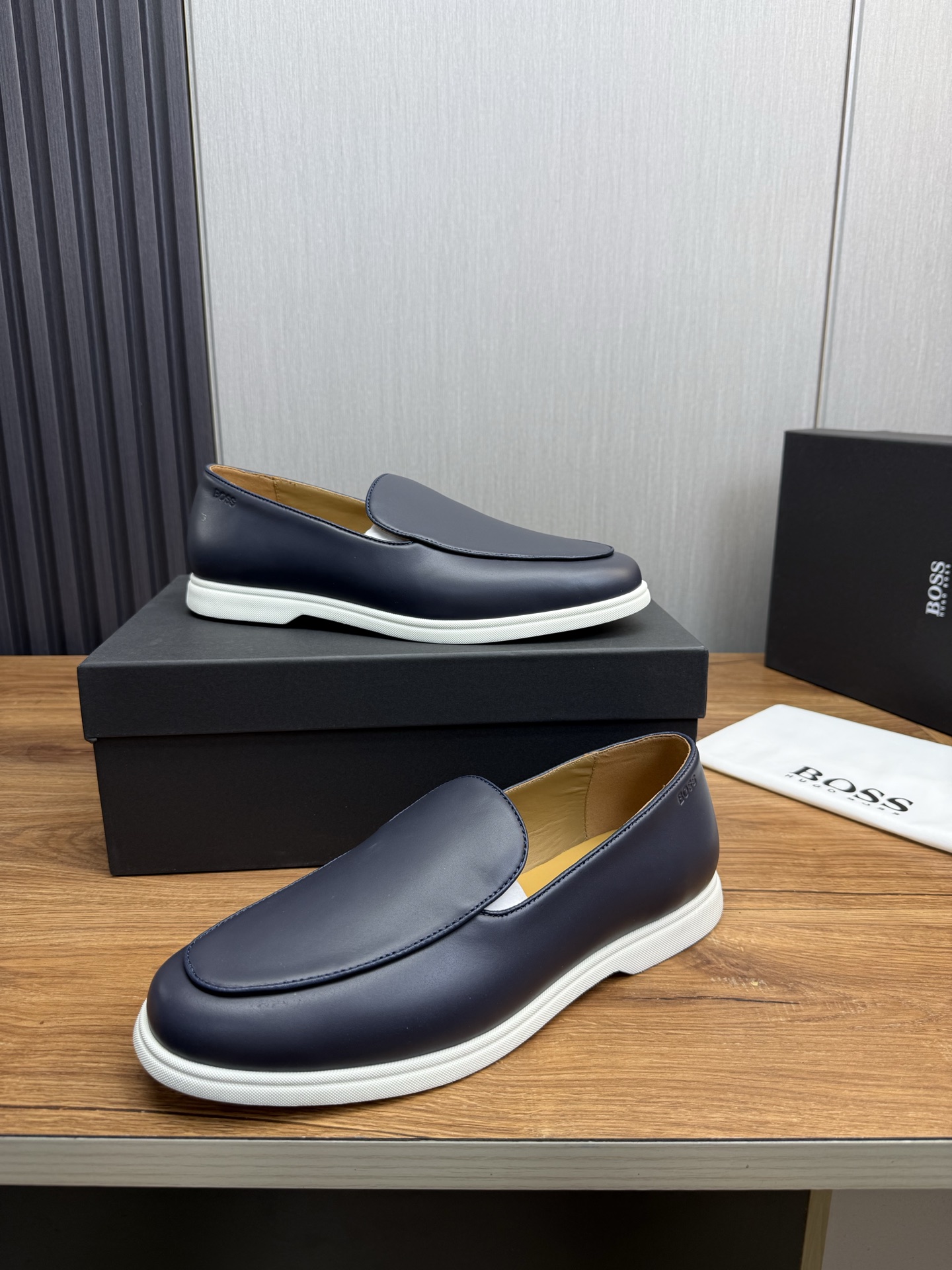 NO:356654,Boss men's casual driving shoes, top Dongguan goods!  Original mold opening, upper is imported cowhide, cowhide inner lining, soft and comfortable on the feet, original large soles feel light and non-slip. Size39-44 (custom made in 38.45), cowhide19860909Boss男士休闲驾车鞋 顶级莞货！原版开模,鞋面采用进口牛皮,牛皮内里 上脚柔软舒适 原版大底脚感轻便,防滑. Size39-44（38.45订做）,,cowhide,Men's shoes