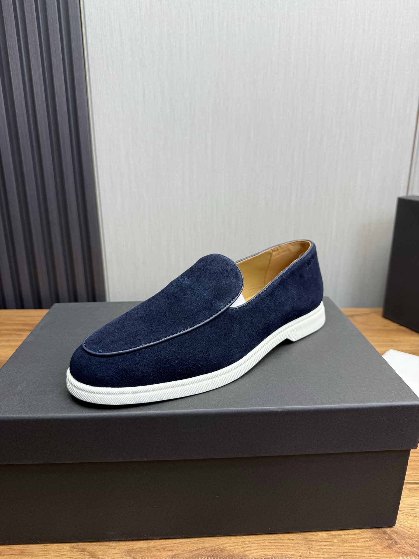 NO:356638,Boss men's casual driving shoes, top Dongguan goods!  Original mold opening, upper is made of imported matte cowhide, cowhide inner lining, soft and comfortable on the upper, original large soles feel light and non-slip. Size39-44 (custom made in 38.45), cowhide19860909Boss男士休闲驾车鞋 顶级莞货！原版开模,鞋面采用进口磨砂牛皮,牛皮内里 上脚柔软舒适 原版大底脚感轻便,防滑. Size39-44（38.45订做）,,cowhide,Men's shoes
