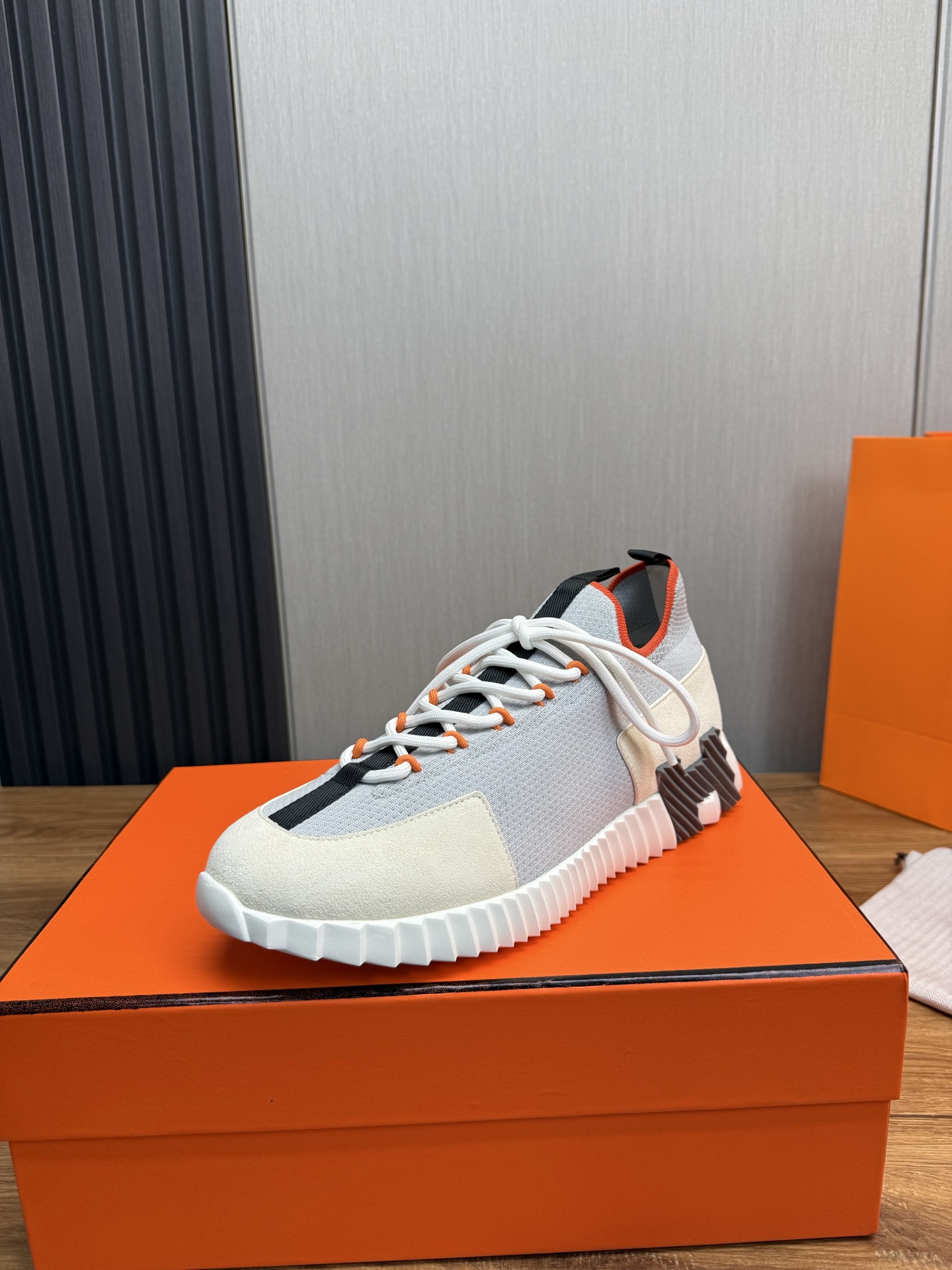 NO:355478,HERME*—Hermes. The counter is simultaneously released in a hot sale. The upper is imported cowhide/matched with original mesh fabric, exquisite workmanship (original calfskin inner lining) cowhide footbed. The sole is specially supplied with original ultra-light sole, real shot. Number of sizes 38-44. (45 can be customized),, hermes, hermes, cowhide19860909HERME*—爱马仕.专柜同步发售经典爆款热卖 鞋面采用进口牛皮/搭配原版网布 ,做工考究（原版小牛皮内里） 牛皮垫脚 鞋底原厂特供原版超轻大底,实物拍摄 码数38-44.（45可定做）,,hermes,hermes,cowhide,Men's shoes