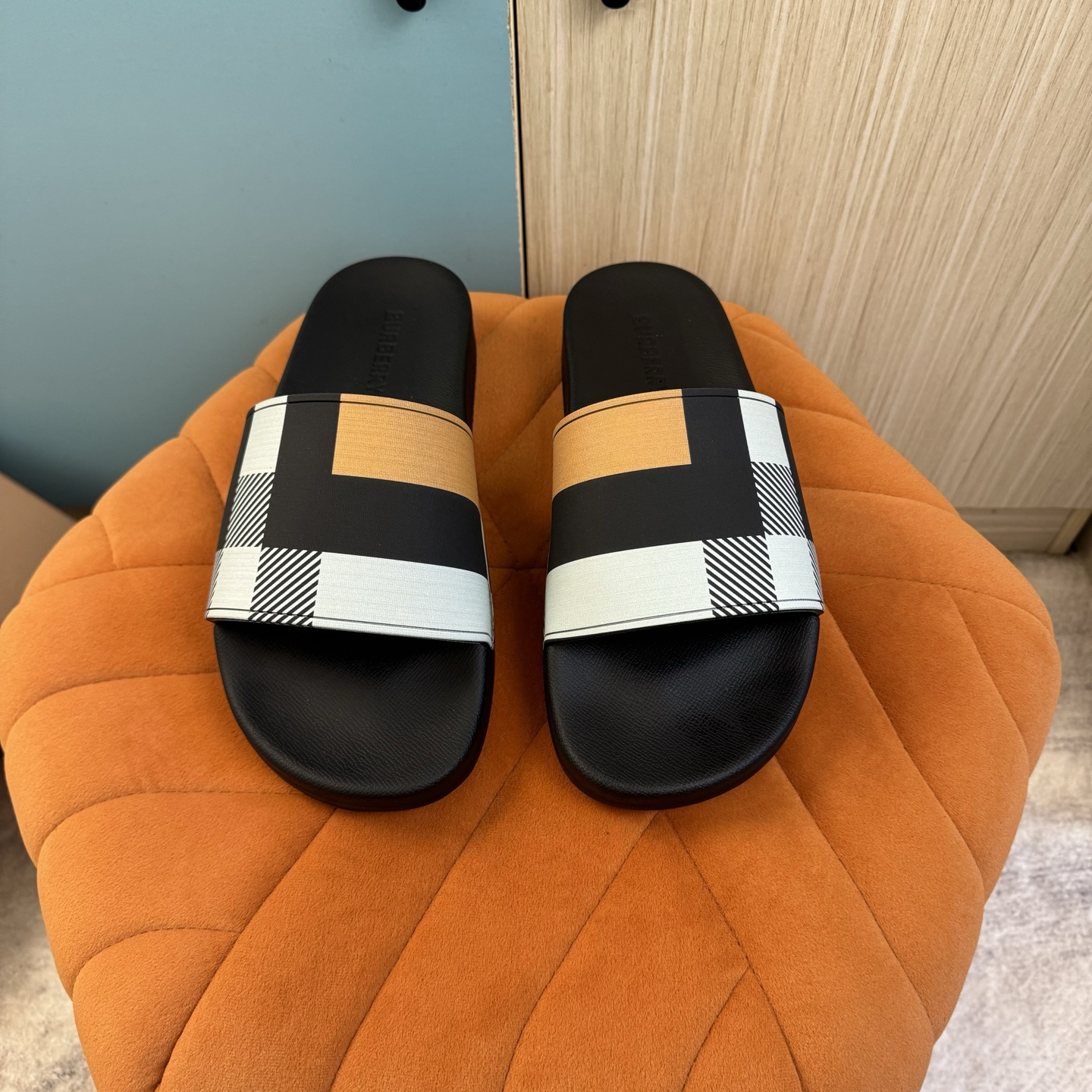 NO:345266,【B Home*】New original version 1:1 Size: Women 36-41 Men 38-46 Burberry. Classic slippers, high-end quality, original material, fine workmanship, casual, loose and comfortable, must-have in summer, burberry, slippers19860909【B家*】新款原版1:1 Size:女36-41男38-46 巴宝莉.经典拖鞋,高端精品,原版材质,精细做工,休闲宽松舒适型,夏季必入款,,burberry,slippers,Men's shoes