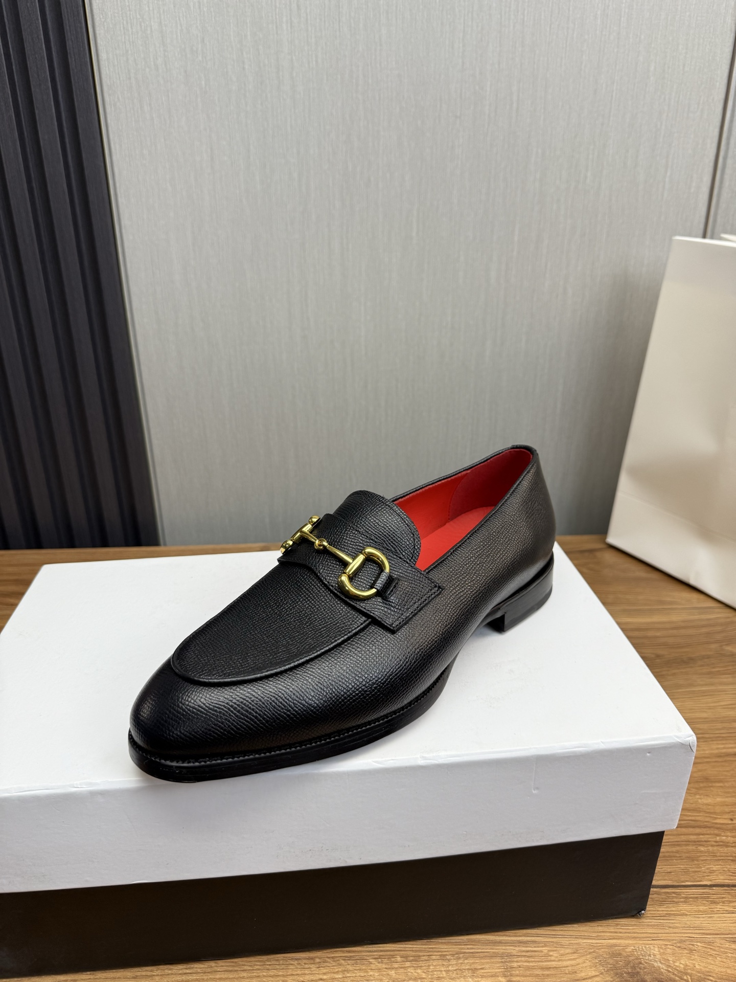 NO:352661,Berlut* Berlut. New style of men's hand-made formal leather shoes, high-end quality, high-quality imported calf leather upper, hand-made color polishing process, semi-godine cold sticking process, simple and atmospheric, ancient and embossed genuine leather sole, showing the texture of the leather material, exquisite and material leather horizontal belt decoration, more hand-made special inner lining dye calf leather, leather rubber combination sole excellent anti-slip effect, original customized packaging and sale, standard leather shoes size 39~44# (customized by 38.45),, cowhide, Leather soles19860909Berlut* 布鲁提.新款男士手工擦色正装皮鞋 高端精品 甄选优质进口小牛皮鞋面 手工擦色工艺处理效果 半固特异冷粘工艺 古朴大气 古文压花真皮大底,将皮料质感展现得淋漓精致同材质皮革横带装饰 更显手工特色内里本染小牛皮 真皮橡胶组合大底防滑效果极好 原版定制包装发售 标准皮鞋码数39～44#（38.45定做）,,cowhide,Leather soles,Men's shoes