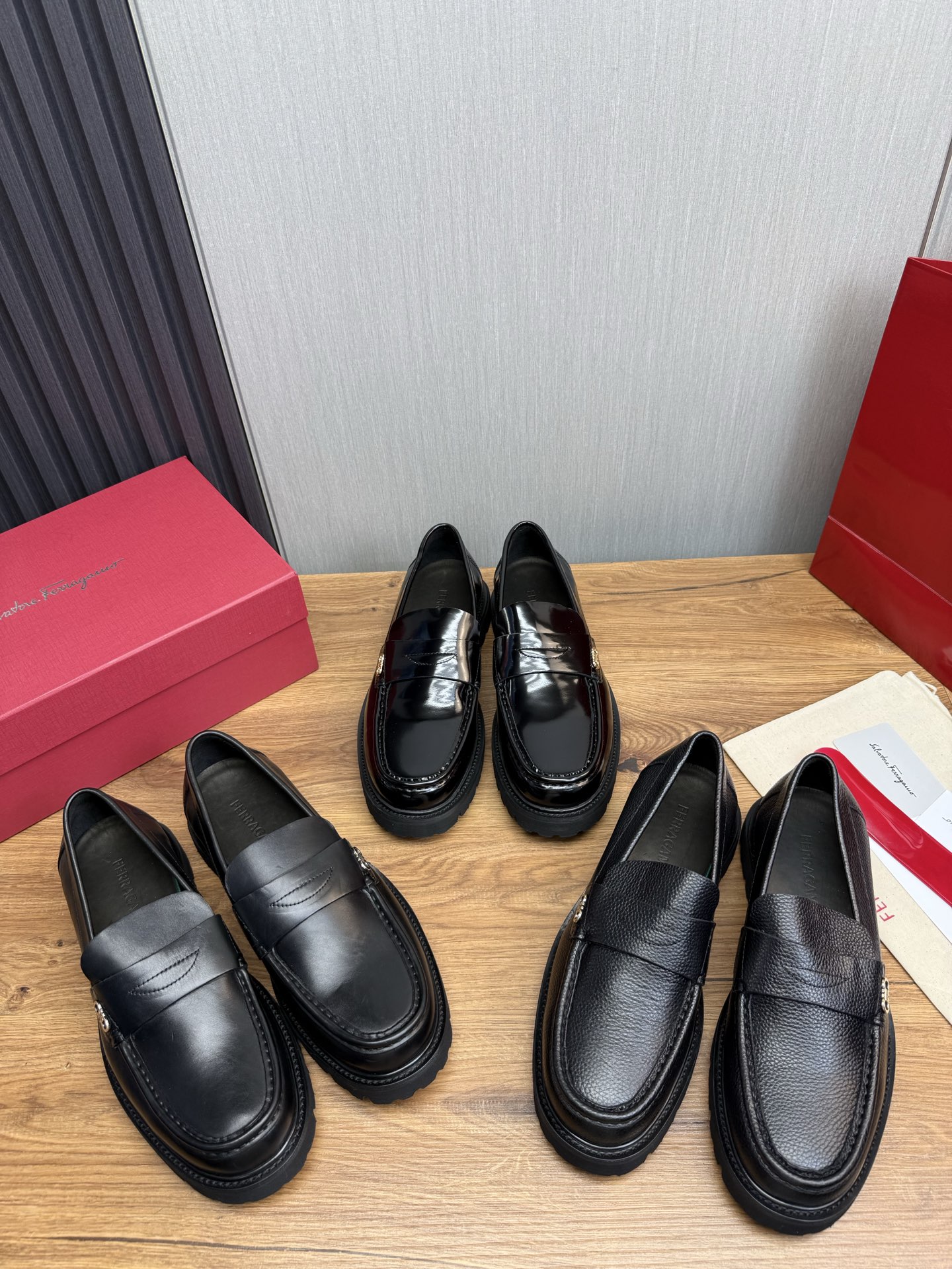 NO:352676,Ferragamo.【Ferragamo】men's loafer leather shoes, the latest hit, 1:1 original single purchase quality, top-grade rude goods, imported upper beaded cowhide, handmade three-dimensional stitching highlights the round toe design, inner foot pads are all imported cowhide, with original wear-resistant foam sole, with 39-44, (38, 45 customized, no return or exchange), ferragamo, ferragamo, loafers, cowhide19860909菲拉格慕.【Ferragamo】男士乐福皮鞋,最新爆款,1:1原单代购品质,顶级狠货,鞋面进口开边珠牛皮,手工立体缝线凸显是圆形鞋头设计,内里垫脚均采用进口牛皮,配原版耐磨发泡大底,配码39-44,(38,45订做不退换),,ferragamo,ferragamo,loafers,cowhide,Men's shoes