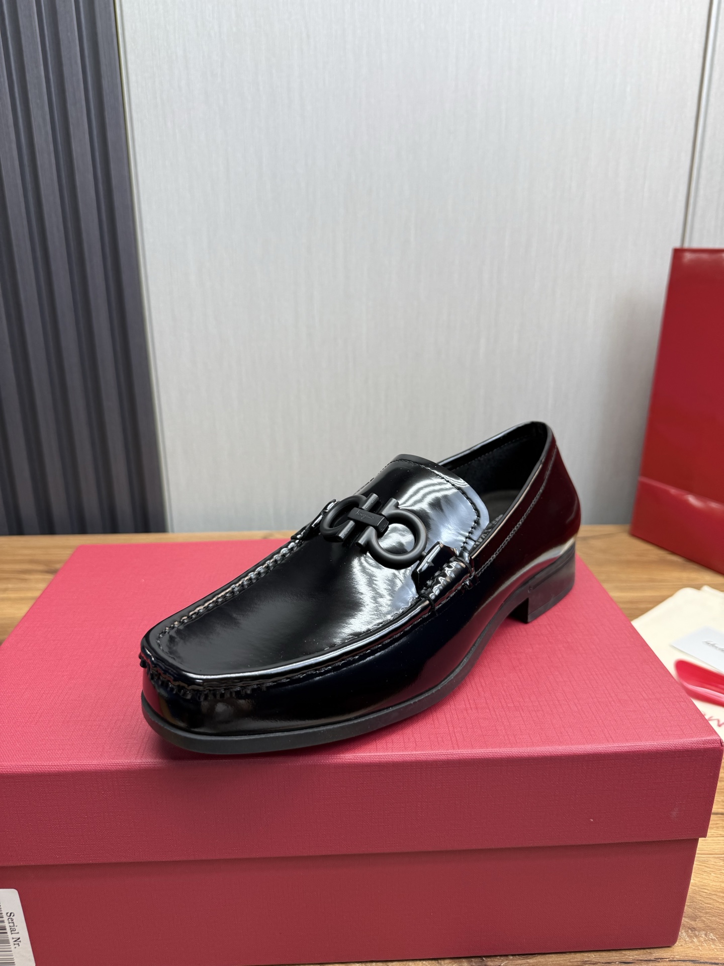 NO:352691,Ferragamo.【Ferragamo】men's loafer leather shoes, the latest hit, 1:1 original single purchase quality, top-notch goods, imported beaded cowhide leather on the upper, handmade three-dimensional stitching highlights the round toe design, inner foot pads are all imported cowhide, with original wear-resistant rubber sole, with 39-44, (38, 45 customized, no return or exchange), ferragamo, ferragamo, loafers, cowhide19860909菲拉格慕.【Ferragamo】男士乐福皮鞋,最新爆款,1:1原单代购品质,顶级狠货,鞋面进口开边珠牛皮,手工立体缝线凸显是圆形鞋头设计,内里垫脚均采用进口牛皮,配原版耐磨橡胶大底,配码39-44,(38,45订做不退换),,ferragamo,ferragamo,loafers,cowhide,Men's shoes