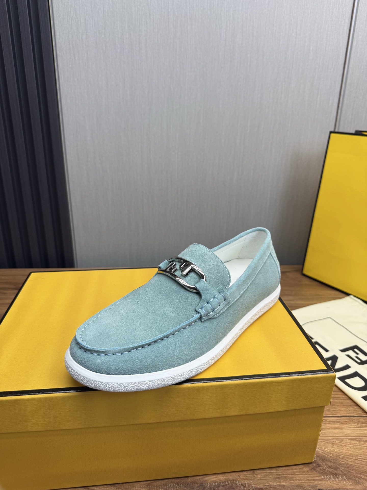 NO:353196,Fend*~High-end men's casual shoes, the latest hot sale on the official website, private mold customization original brand hardware buckle decoration, calfskin breathable inner lining, original rubber outsole, top quality!  Size39-44 (38.45.46 customized), fendi, cowhide19860909Fend*～高端男士休闲鞋,官网最新爆款热卖 私家开模定制原版品牌五金扣装饰,小牛皮透气内里,原版橡胶大底,顶级品质！ Size39-44（38.45.46定做）,,fendi,cowhide,Men's shoes