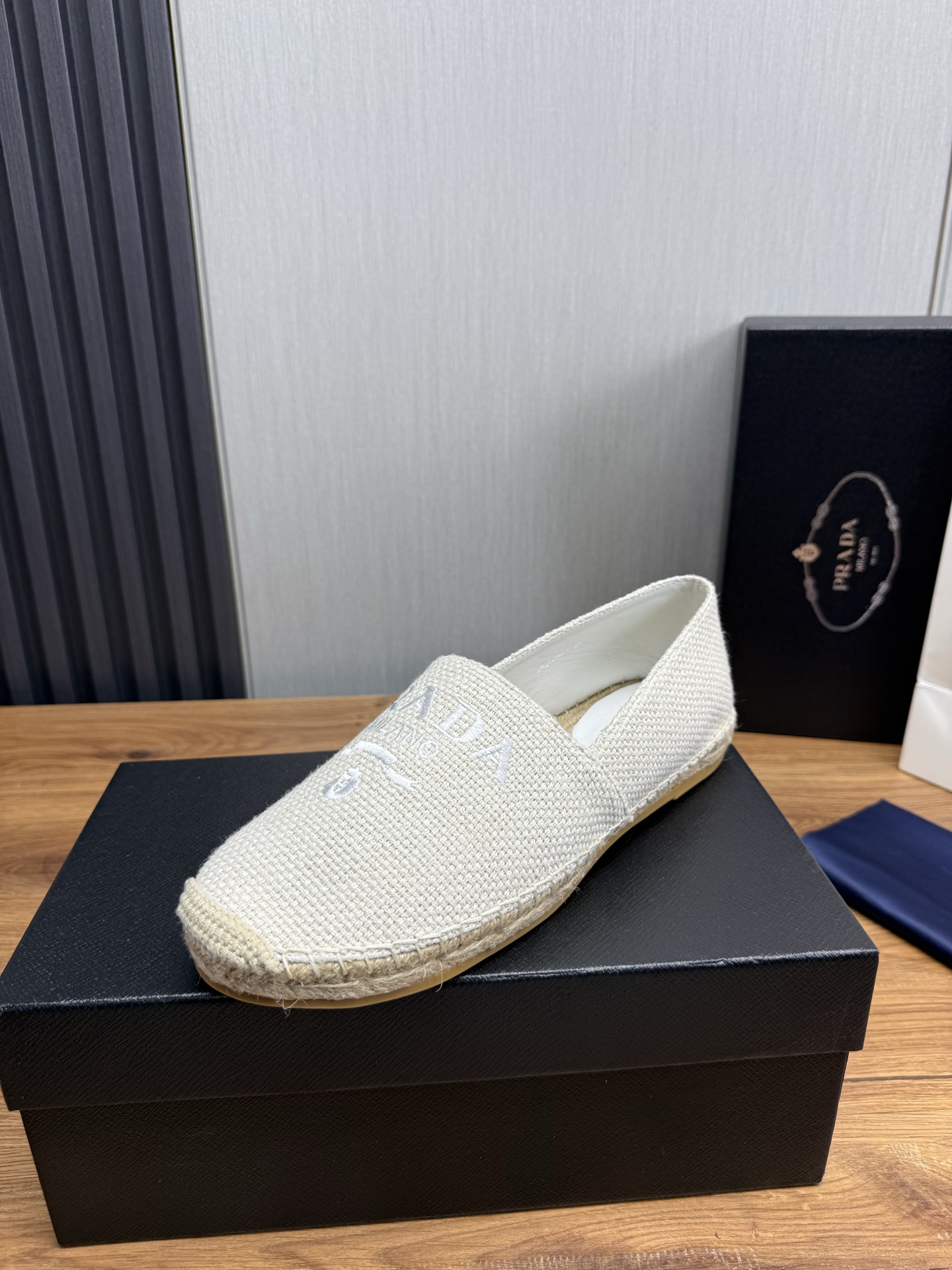 NO:354691,Prada.Prada men's straw woven fisherman's shoes. Each pair is hand-sewn in traditional ways, with a pure design showing exquisite craftsmanship. Traditional flat slippers are constructed, made of calfskin inside, with woven lafite rope sole Size: 39-44 (38.45 custom made without return),,prada,espadrilles,espadrilles,cowhide19860909普拉达.ＰＲＡＤＡ男士草编渔夫鞋 每一对皆是采用传统方式手工缝制,纯正设计彰显精湛工艺. 传统平底便鞋构造,内里小牛皮制成,配编织拉菲草绳鞋底 Size:39-44(38.45定做不退换）,,prada,espadrilles,espadrilles,cowhide,Men's shoes