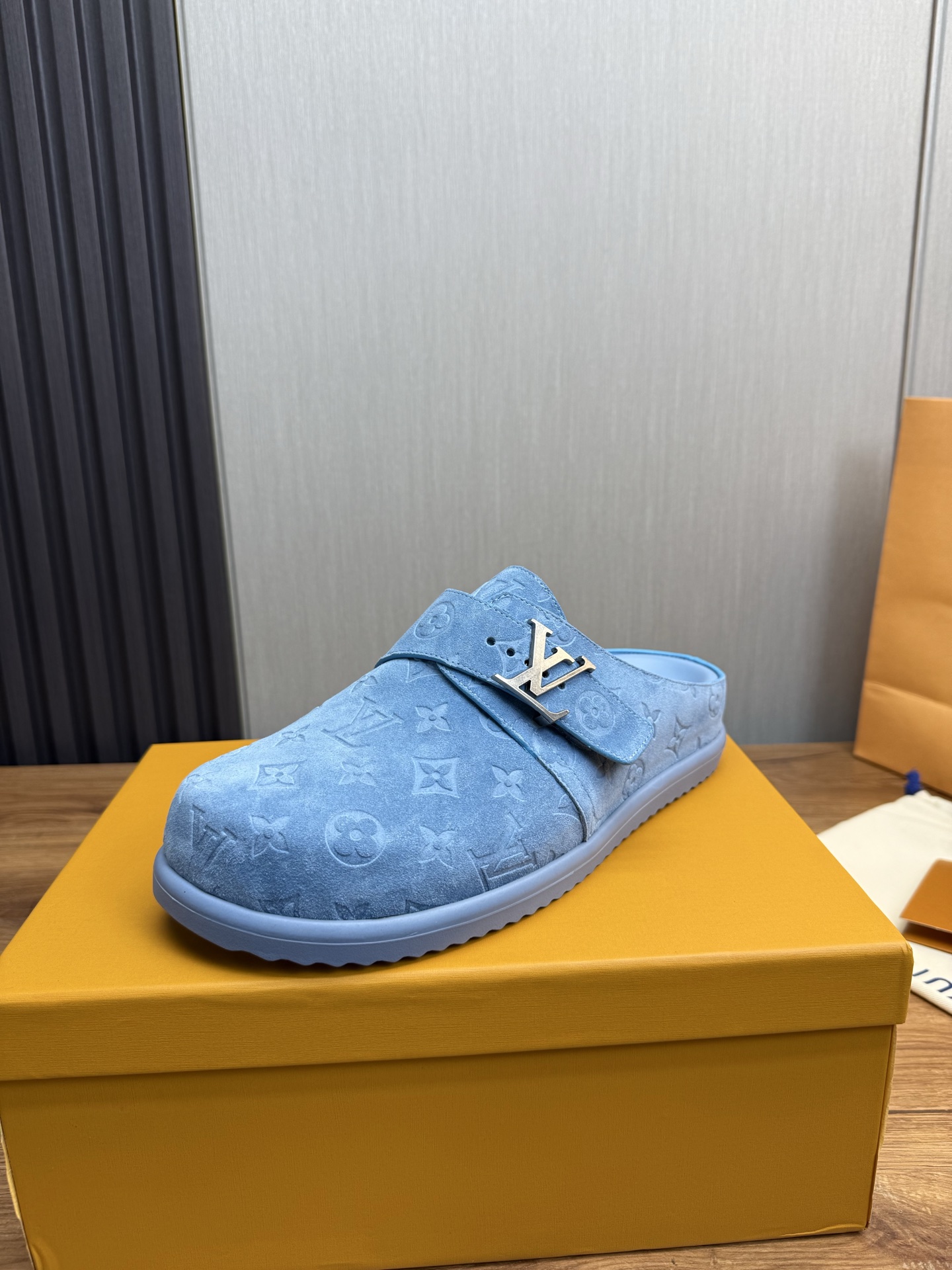 NO:354676,Lv. Hot sale of popular men's slippers. The official website is one-to-one production. 38-45 sizes 45 46 customized!  ,louis vuitton,slippers19860909Lv.爆款男拖鞋热卖 官网一比一制作 38-45码 45 46 订做！,,louis vuitton,slippers,Men's shoes