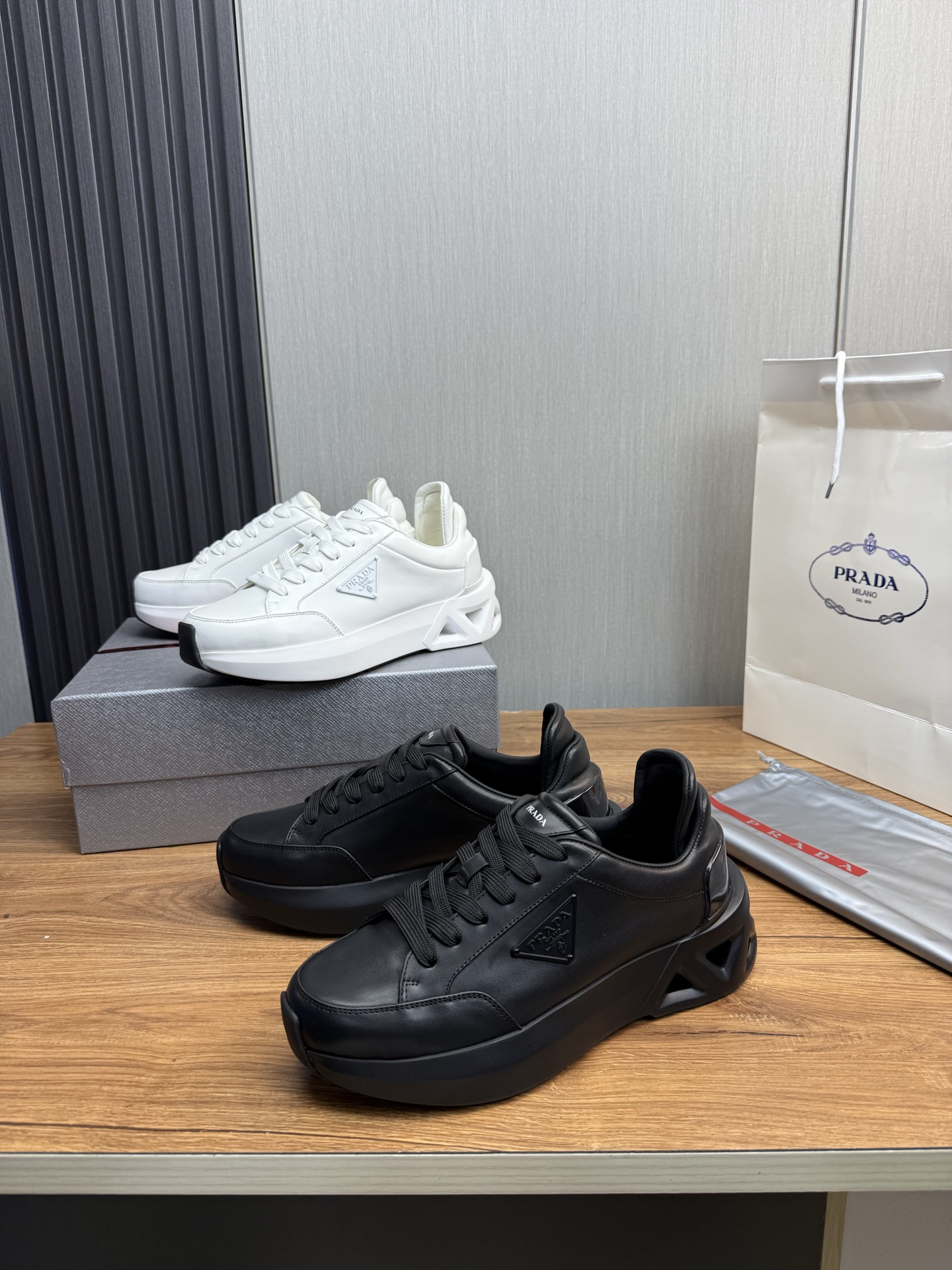 NO:670027,[PRADA] Men's shoes are popular in the counter, high-quality shipments are synchronized with the official website. Original imported cowhide + cowhide lining, 1:1 replica, original sole, 38-45, casual shoes/sports shoes, prada, prada, sneakers, cowhide19860909【PRADA普拉达】男鞋专柜爆款,高品质出货官网同步 原版进口牛皮配+牛皮内里,1比1复刻 ,原厂原版底,38-45,休闲鞋/运动鞋,prada,prada,sneakers,cowhide,Women's Shoes