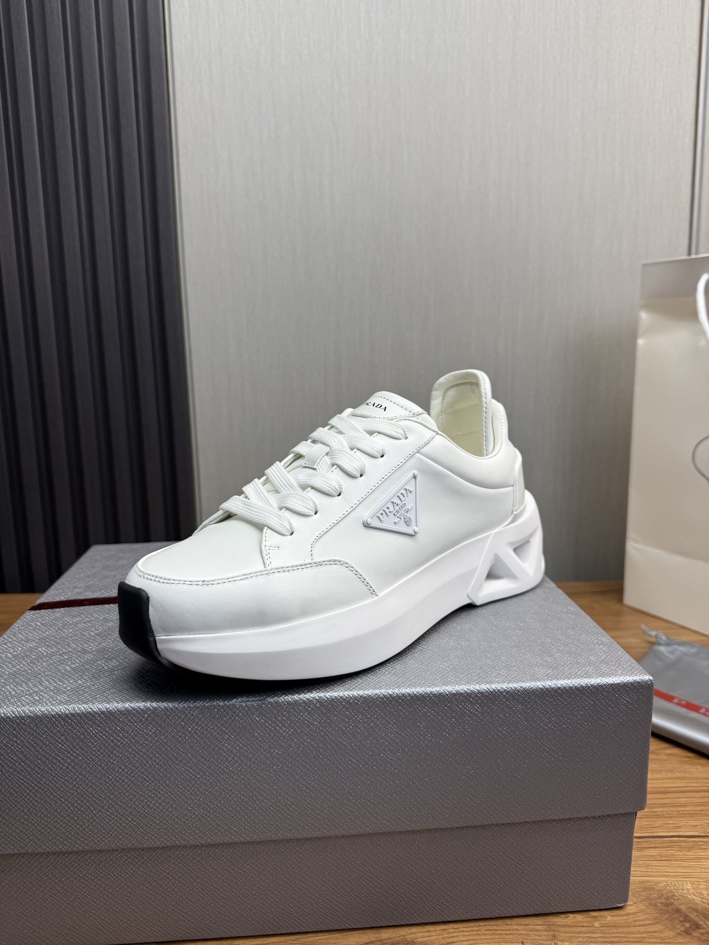 NO:344487,【PRADA Prada】The men's shoes counter hits, high-quality shipping official website synchronizes the original imported cowhide + cowhide inner lining, 1 to 1 replica, original original bottom, 38-45,,prada,prada,cowhide19860909【PRADA普拉达】男鞋专柜爆款,高品质出货官网同步 原版进口牛皮配+牛皮内里,1比1复刻 ,原厂原版底,38-45,,prada,prada,cowhide,Men's shoes