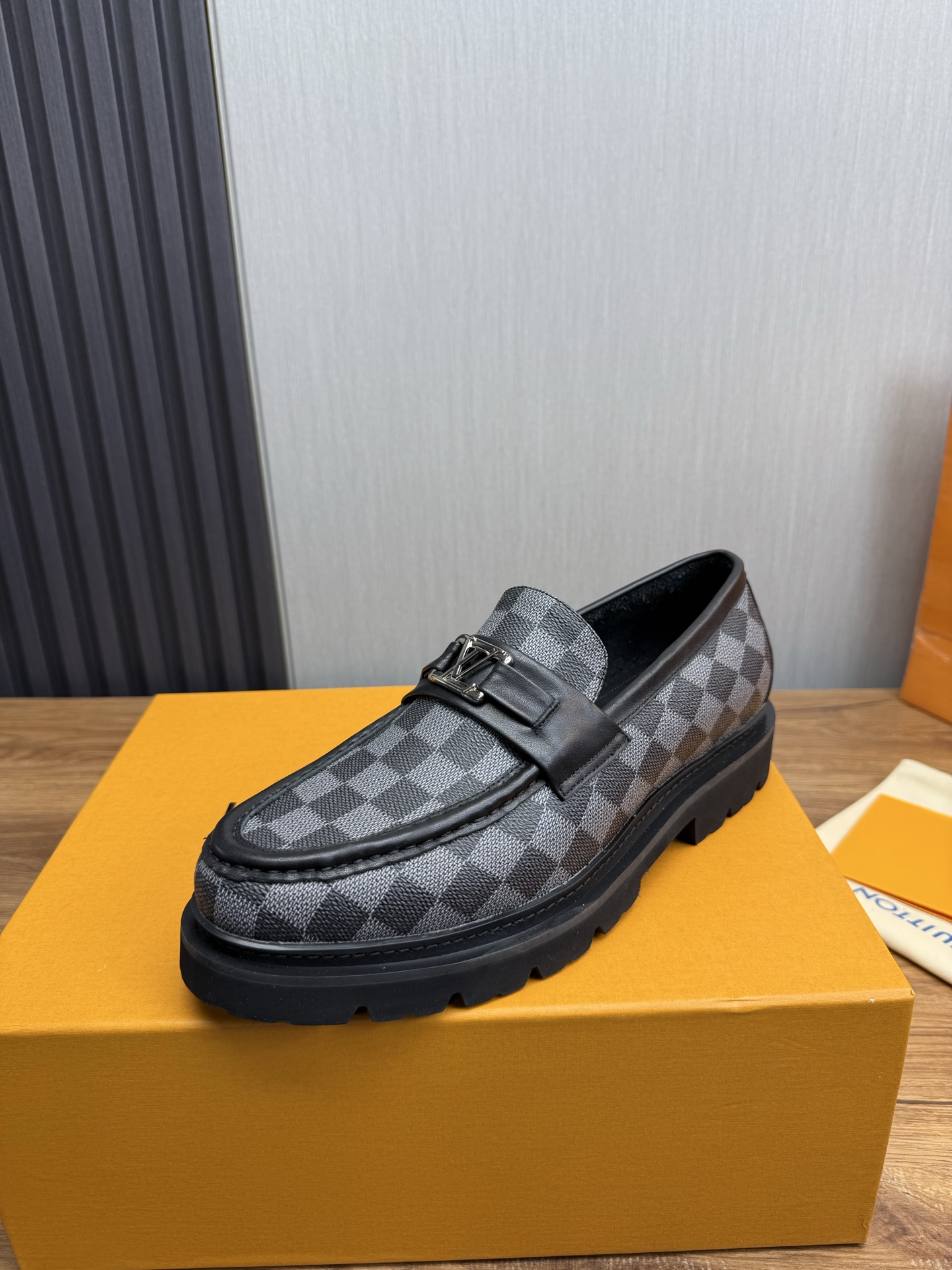 NO:344470,Factory LV. men's business casual leather shoes, all of which are imported original brand leather materials, just to create a more comfortable wearing experience, original non-slip and wear-resistant sole 8-45 (38.45 no return or exchange), louis vuitton19860909工厂 LV.男士商务休闲皮鞋,全部采用进口原版品牌皮料,只为打造更为舒适的穿着体验,原版防滑耐磨大底8-45（38.45不退换）,,louis vuitton,Men's shoes