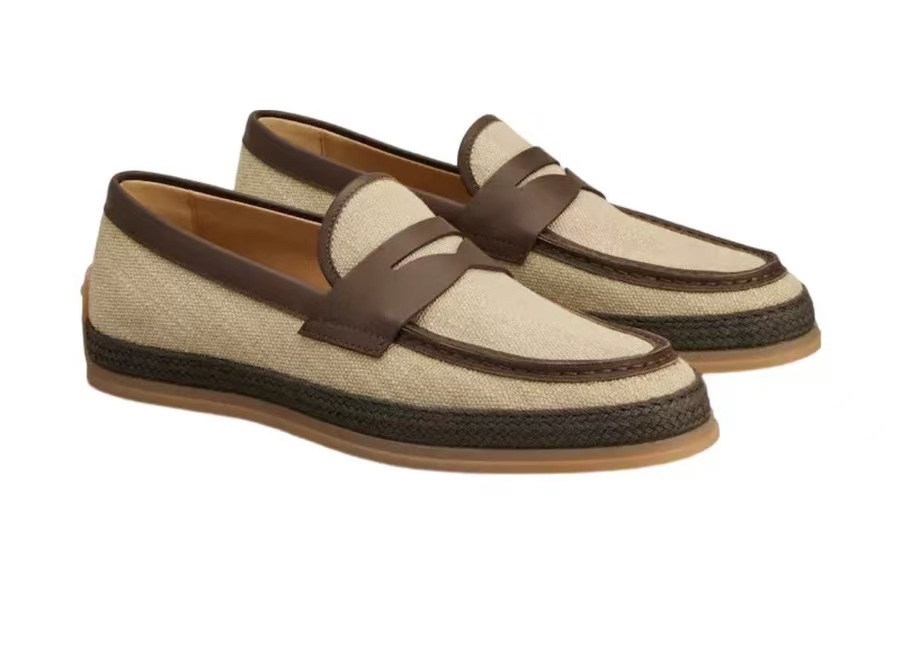 NO:888003,TODS Loafers are made of fine calfskin, with selected cowhide lining, embellished with brand logos, special weaving graphics on the waistband, rubber pebble soles, and rubber pebbles on the heel. They are casual and versatile and are an evergreen style in the shoe cabinet. Sizes 39-45, 38, 45.46 are custom-made, Tod's, loafers, cowhide19860909TODS托德斯本款乐福鞋以细腻小牛皮制成,精选牛皮内里,点缀带品牌标识,围条特殊工艺编织图形,橡胶豆豆鞋底,后跟也点缀橡胶豆豆,休闲百搭,是鞋柜常青款. 码数39-45,38,45.46订做,,Tod's,loafers,cowhide,Men's shoes
