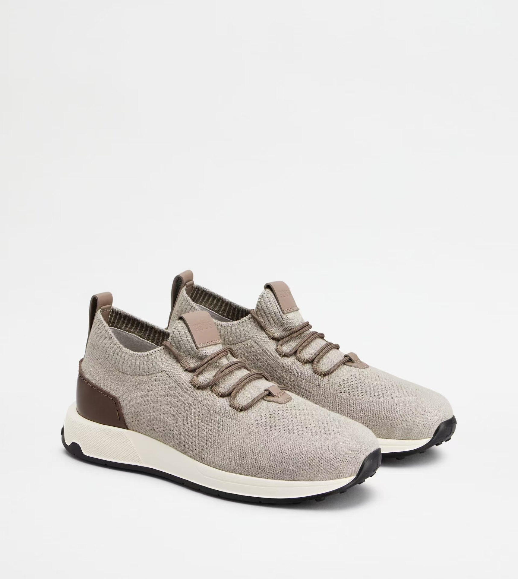 NO:830596,TODS' sports fly-woven fabric casual shoes add urban fashion elements to running shoes, combining sports style and Tod's traditional design. Made of technical fabric and calfskin, the lightweight rubber outsole is equipped with rubber beans of different sizes, which is ergonomically designed and feels comfortable. Sock-style sports casual shoes, technical fabric shoes, patchwork calfskin, leather insole, EVA outsole embellished with rubber beans, comfortable, breathable and lightweight. Size 39-45, 38 45  46Customized,,Tod's,boots,cowhide19860909TODS本款运动飞织面料休闲鞋在跑步鞋基础上增添都市时尚元素,糅合运动风和Tod's传统设计.以科技织物拼小牛皮制成,轻便的橡胶外底设有大小不一的橡胶豆豆,符合人体工程学设计,脚感舒适.袜靴式运动休闲鞋,科技织物鞋,拼缝小牛皮,皮革内底,点缀橡胶豆豆的EVA外底,舒适透气轻便 码数39-45,38 45 46订做,,Tod's,boots,cowhide,Men's shoes