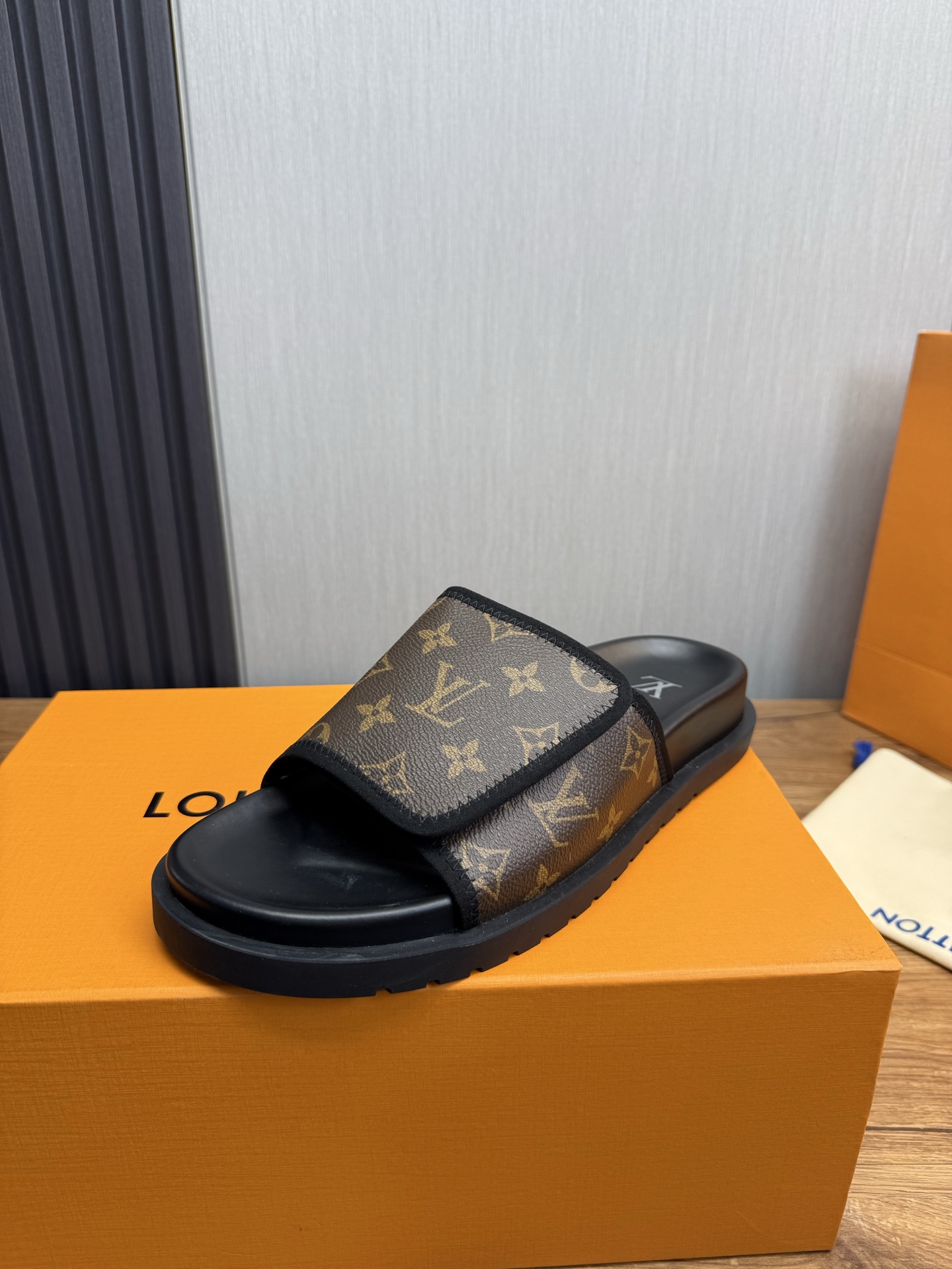 NO:345809,LV hot Xiaohongshu, popular slippers, hot sale: 1 shipment, super textured and comfortable slippers, original TPU outsole. The authentic drawer box packaging for counter Size 38-45,,louis vuitton,slippers19860909LV火爆小红书 爆款拖鞋热卖:1出货 超有质感超舒服的一款拖鞋,原版TPU大底.专柜正品抽屉盒包装Size 38-45,,louis vuitton,slippers,Men's shoes