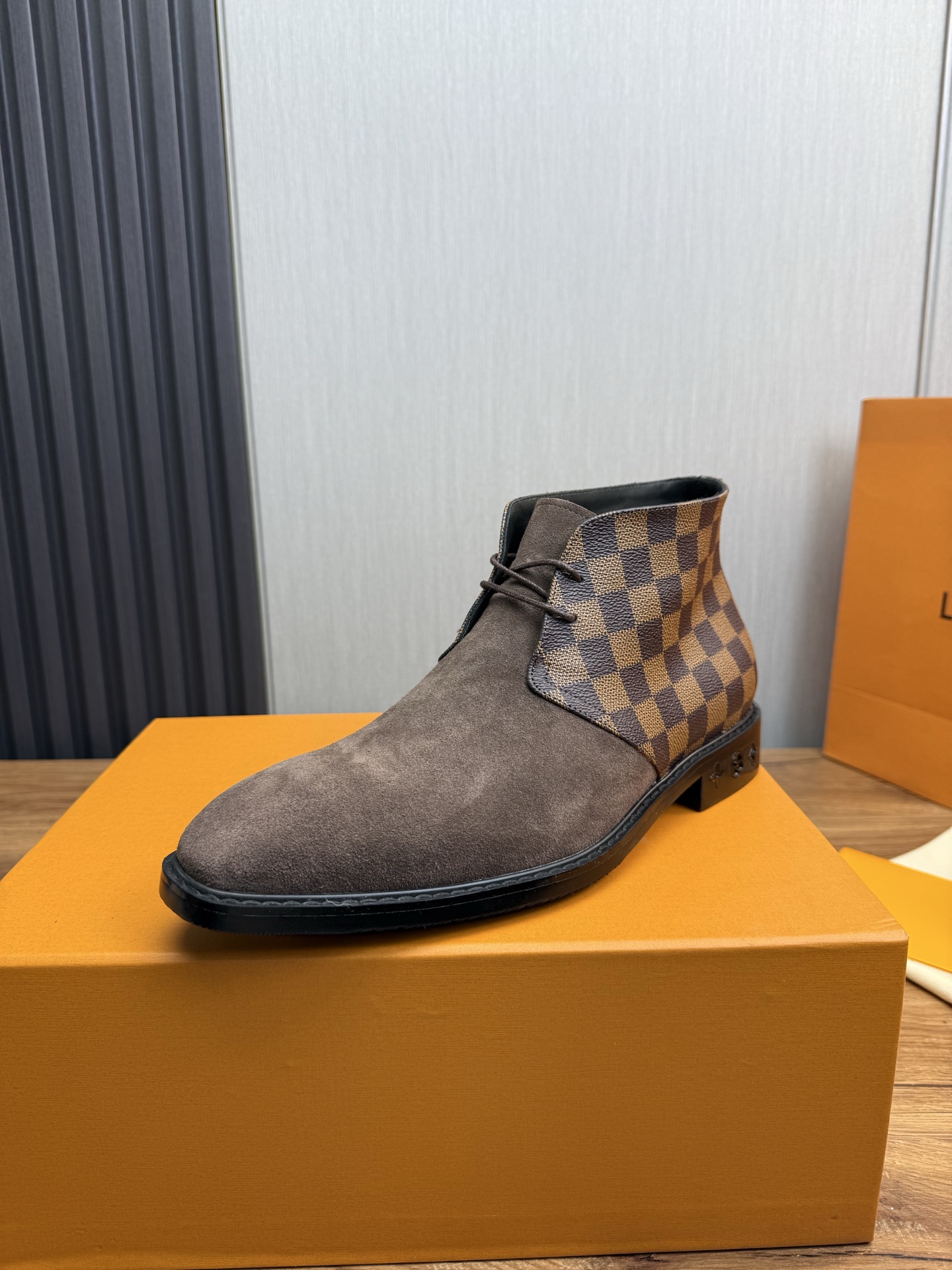 NO:353433,LV. - Men's business casual leather shoes, top cow goods. 1:1 shipment luxury and honorable all use imported original brand leather materials, just to create a more comfortable wearing experience. The upper is imported from the whole cowhide, original outsole 8-45 (38.45 no return or exchange), louis vuitton, cowhide19860909LV.——男士商务休闲皮鞋,顶级牛货.1:1出货奢华尊贵全部采用进口原版品牌皮料,只为打造更为舒适的穿着体验,鞋面原版牛皮进口全牛里,原版大底8-45（38.45不退换）,,louis vuitton,cowhide,Men's shoes