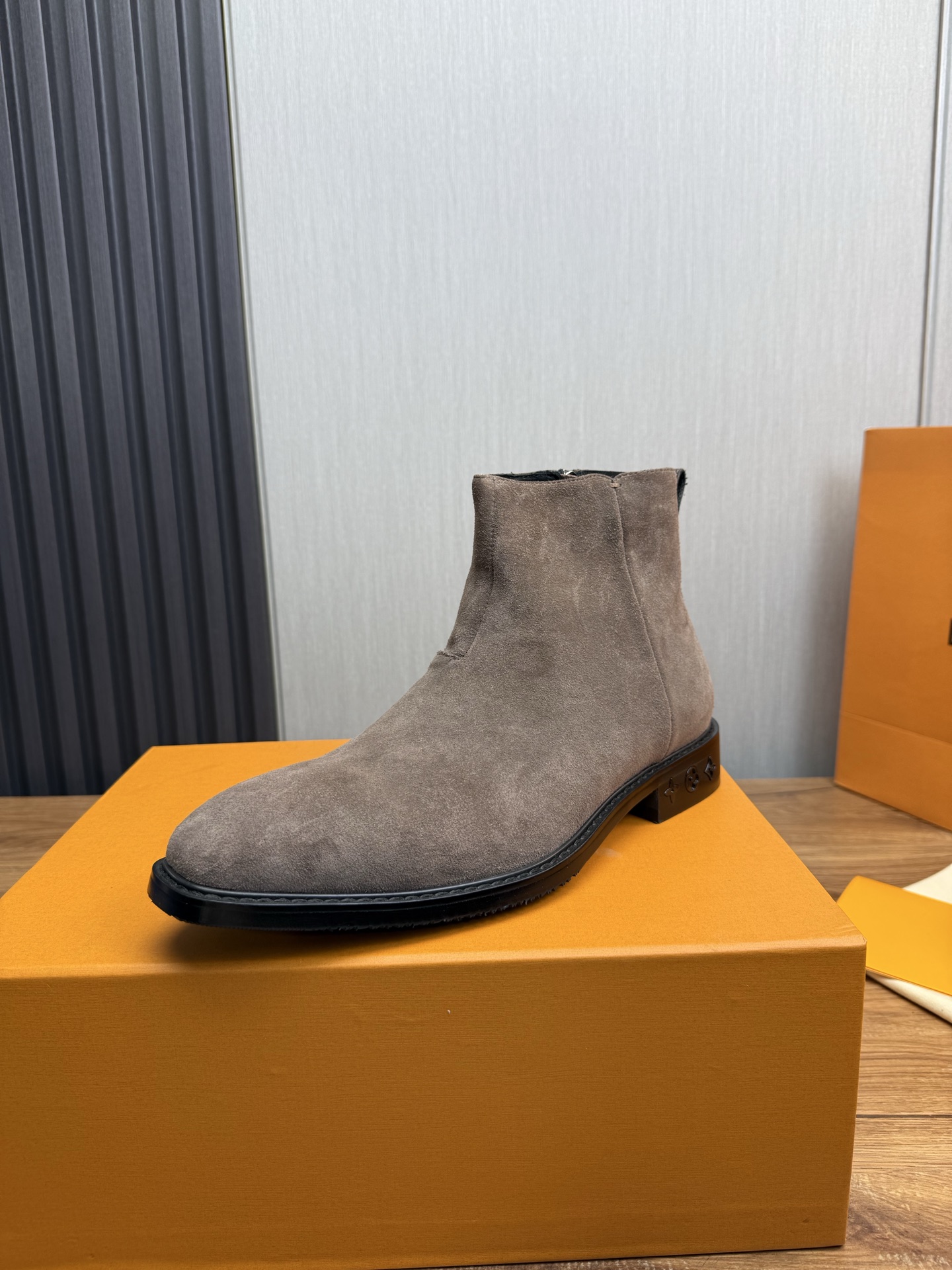 NO:353284,LV. - Men's business casual leather shoes, top cow goods. 1:1 shipment luxury and honorable all use imported original brand leather materials, just to create a more comfortable wearing experience. The upper is original matte cowhide imported all beef, original outsole 8-45 (38.45 no return or exchange), louis vuitton, cowhide19860909LV.——男士商务休闲皮鞋,顶级牛货.1:1出货奢华尊贵全部采用进口原版品牌皮料,只为打造更为舒适的穿着体验,鞋面原版磨砂牛皮进口全牛里,原版大底8-45（38.45不退换）,,louis vuitton,cowhide,Men's shoes