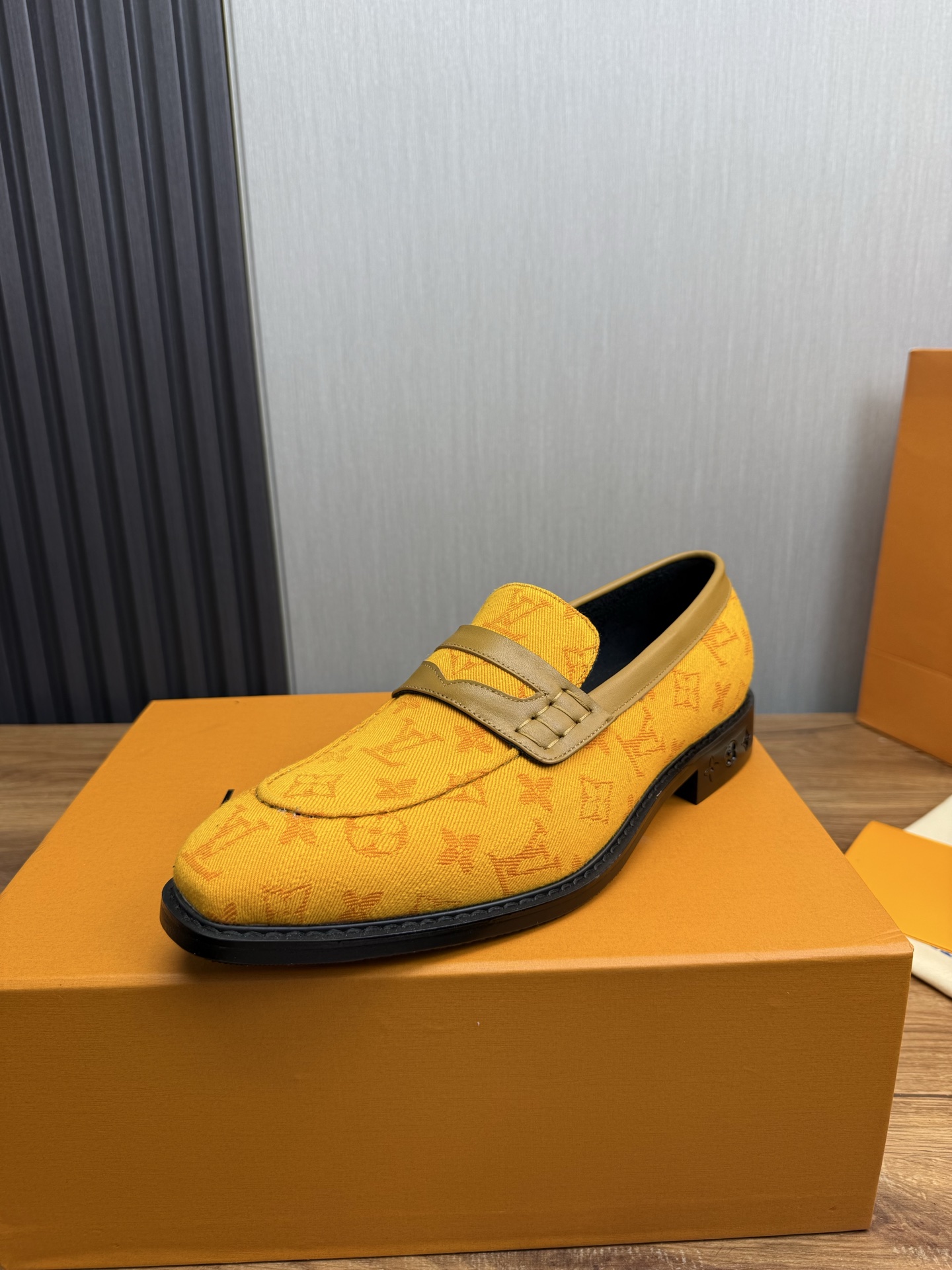 NO:353302,Factory LV. men's business casual leather shoes, all of which are imported original brand leather materials, just to create a more comfortable wearing experience, original non-slip and wear-resistant sole 8-45 (38.45 no return or exchange), louis vuitton19860909工厂 LV.男士商务休闲皮鞋,全部采用进口原版品牌皮料,只为打造更为舒适的穿着体验,原版防滑耐磨大底8-45（38.45不退换）,,louis vuitton,Men's shoes