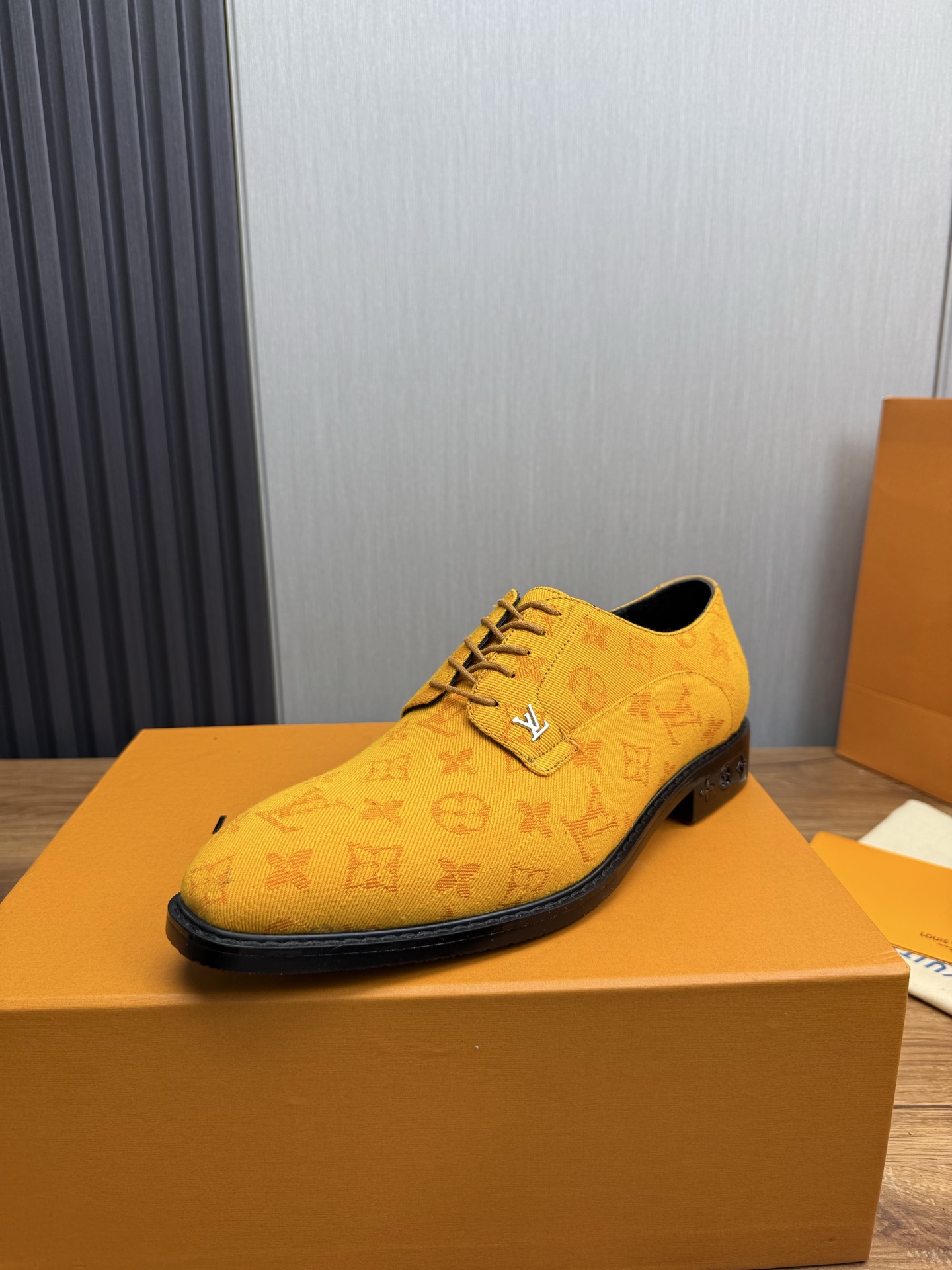 NO:353326,Factory LV. men's business casual leather shoes, all of which are imported original brand leather materials, just to create a more comfortable wearing experience, original non-slip and wear-resistant sole 8-45 (38.45 no return or exchange), louis vuitton19860909工厂 LV.男士商务休闲皮鞋,全部采用进口原版品牌皮料,只为打造更为舒适的穿着体验,原版防滑耐磨大底8-45（38.45不退换）,,louis vuitton,Men's shoes