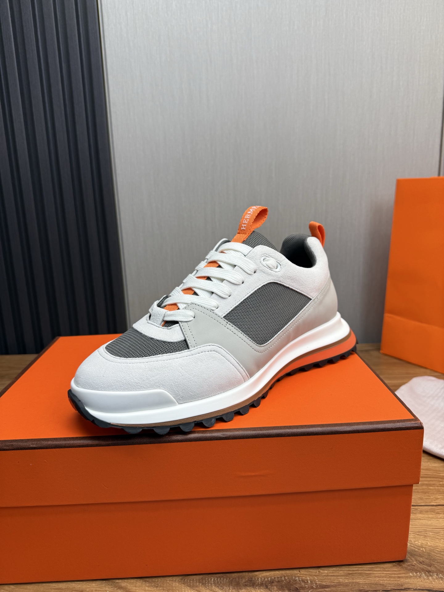 NO:348297,HERMES/HERMES Leader sneakers!  Multi-color spliced ​​high-tech twill, calfskin and suede goatskin sneakers. Light geometric soles for a stylish urban look. Product details White and orange rubber soles Black rubber soles, orange rubber inlay light natural leather inlay white rubber toe Beige lambskin insole and lining Cotton straps, rubber lettering Sole height: 4cm Size 39-40-41-42-43-44 (38.45 custom made),,hermes,hermes,sneakers,cowhide,sheepskin,chamois leather19860909HERMES/爱马仕 Leader运动鞋！ 多色拼接高科技斜纹、小牛皮和麂皮山羊皮运动鞋.轻盈几何鞋底,打造时尚都市造型. 产品详情 白色和橙色橡胶鞋底 黑色橡胶鞋底,橙色橡胶嵌饰浅自然色皮革嵌饰白色橡胶鞋头 米色羊羔皮内底和内衬 棉质饰带,橡胶字样 鞋底高度:4cm 尺码39-40-41-42-43-44（38.45订做）,,hermes,hermes,sneakers,cowhide,sheepskin,chamois leather,Men's shoes