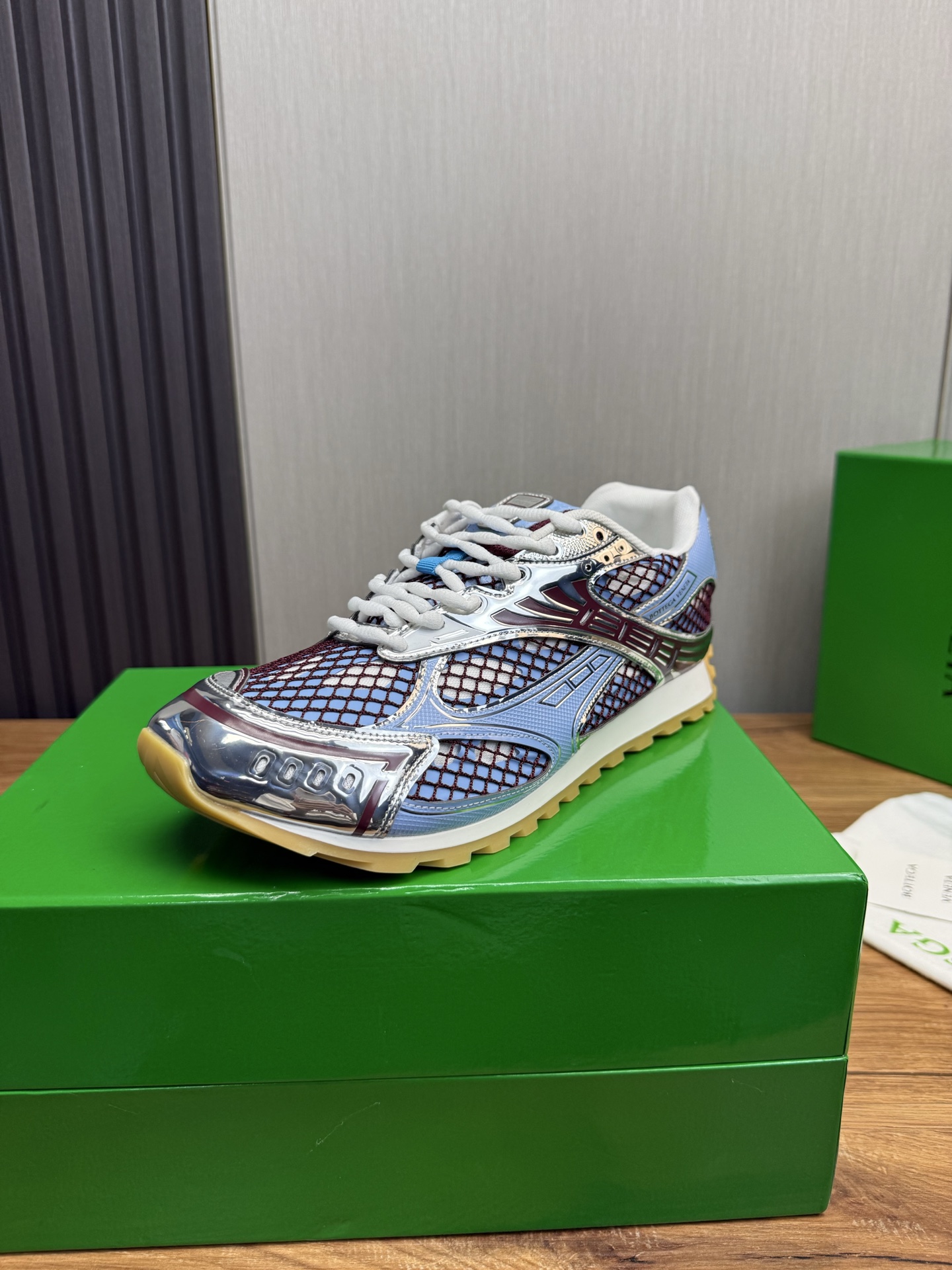 NO:353383,BV top version Orbit sneakers Wang Yibo same couple dad shoes Runner sneakers, using lightweight technology mesh fabric. Matched with geometric pattern design rubber outsole. Determine the bag craftsmanship and shipment. Very nice, playable and fabricated. Benchmark version. The outsole uses color-blocking TPU outsole. Women's style 35-41 (40 41 customization) Men's style 39-46 (45.46 customization) Configure original packaging, bottega veneta, sneakers19860909BV顶级版本 Orbit运动鞋 王一博 同款 情侣款老爹鞋 Runner运动鞋,采用轻质科技网布面料. 搭配几何图案设计橡胶外底. 认准套包工艺高版本出货 非常nice,耐玩耐造 对标对版 大底选用拼色TPU大底 女款 35-41（40 41定制） 男款39-46（45.46订做） 配置原版包装,,bottega veneta,sneakers,Men's shoes