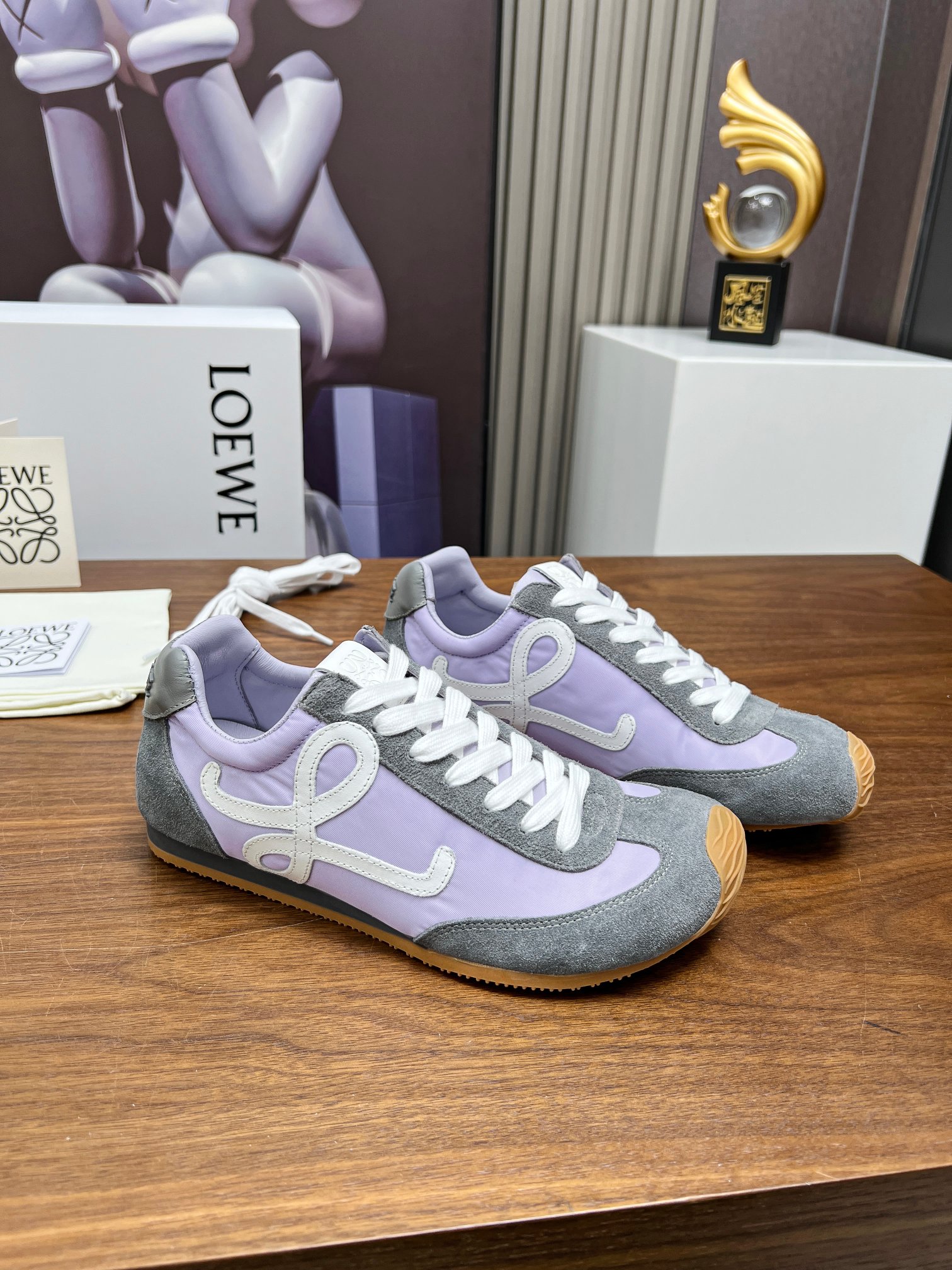 NO:353346,Need shoe button notes + Super popular [LOEWE·Luo Yiwei] Forrest Gump shoes, invincible feet!  The annual storm model, Neigen-Grown-Green-Green-Green-Ballet Runner Upgrade 2.0 to shock the world, 2025 Early Spring Ballet Runner 2.0 Ballet Runner 2.0 Ballet Runner 2.0 Ballet Shoes Forrest Gump Shoes Couple Sports Shoes Asymmetrical toe styling, as the original LOEWE BALLET RUNNER2.0 Loeway’s iconic design, super soft, light and flexible sole New wavy textured rubber outsole extends to the toe, upgraded soft leather lining and footbed, providing maximum comfort. The heel has a 3D injection-molded rubber LOEWE logo, paired with the upgraded sole, giving this shoe a retro and elegant interpretation, and incorporates a modern feel and the unique style of LOEWE!  Fabric nylon/suede and soft cowhide leather/suede Soft inner soft sheepskin, sheepskin insoles Outsole Original open mold wear-resistant sole Size number for women 35-40, 40 for women 40 for custom-made non-return and exchange Size number for men 39-45 for men 45 for men 45 for custom-made non-return and exchange Please note that the button will be added 10, loewe, loewe, sneakers, cowhide, sheepskin19860909需要鞋扣备注+ 超级火爆【LOEWE·罗意威】阿甘鞋,脚感无敌！年度暴走款 内增高德训鞋 LOEWE·罗意威二代Ballet Runner升级2.0给足界一些震撼,2025早春Ballet Runner 2.0芭蕾运动鞋阿甘鞋德训鞋情侣运动鞋 不对称鞋头造型,作为LOEWE原版BALLET RUNNER2.0罗意威的标志性设计,超柔软、轻便且灵活的鞋底 新的波浪纹理橡胶外底,延伸至鞋头 升级的柔软皮革内衬和鞋床,提供最大舒适感 后跟有3D注塑橡胶LOEWE徽标基础上,搭配升级的鞋底,赋予这款鞋复古优雅的诠释,并融入了现代感和LOEWE罗意威独特的风格！ 面料尼龙/绒面革和柔软牛皮革/绒面革 内里柔软羊皮里,羊皮鞋垫 大底原版开模耐磨大底 码数女码35--40,女40订做不退换 码数男码39--45,男45订做不退换 需要扣子请备注扣子另加10,,loewe,loewe,sneakers,cowhide,sheepskin,Men's shoes