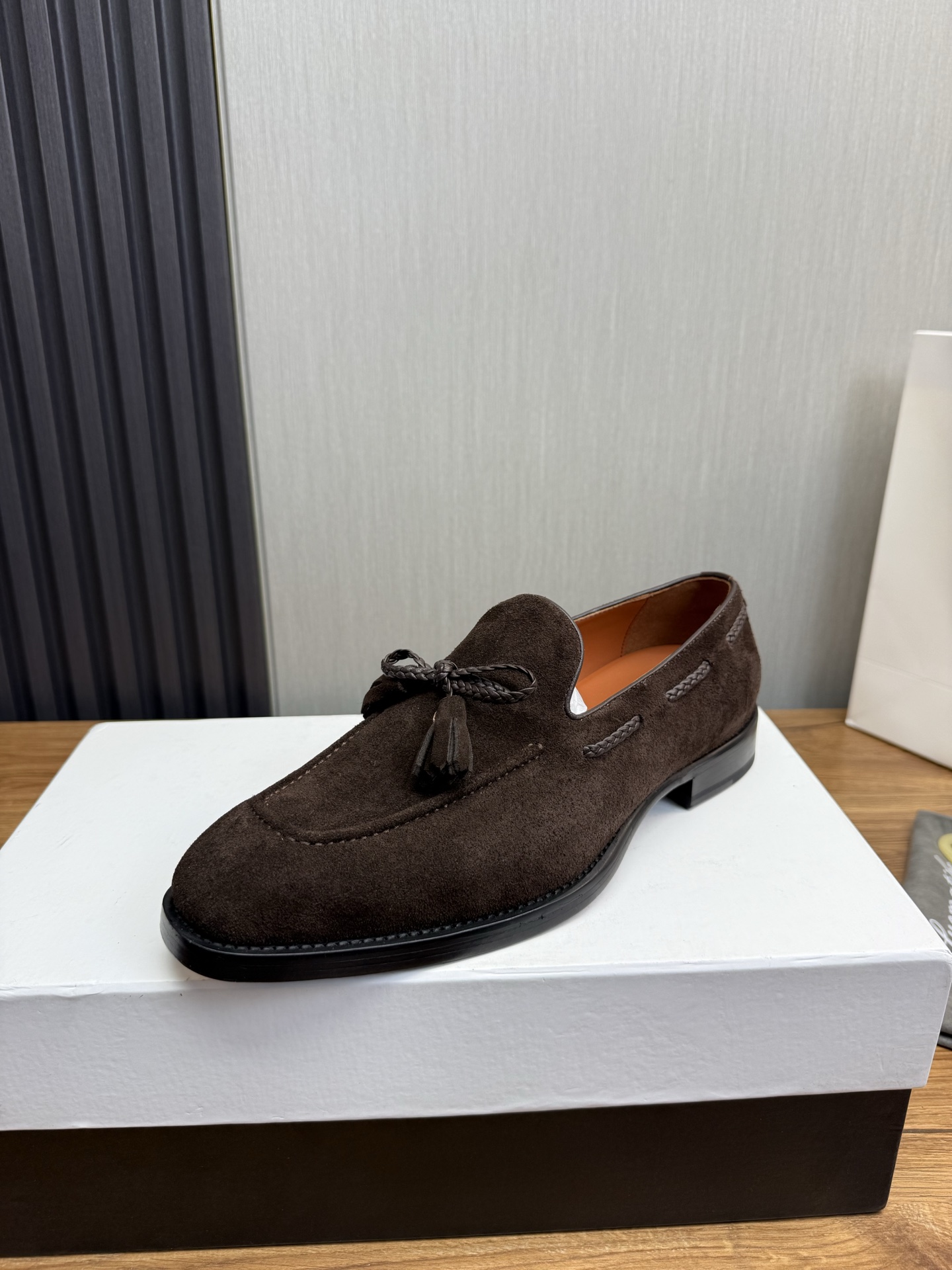 NO:353364,Berlut* New men's hand-made color-scrubbing formal leather shoes are shipped and selected for high-quality imported calfskin uppers. Hand-scrubbing process treatment effect. Upper splicing design details, cowhide Mark thread hand-sewn splicing, highlighting the details and spiritual heritage of Berlut* everywhere. Semi-Goodine cold sticking craftsmanship, simple and atmospheric. The texture of the leather is vivid and exquisite. Hand-made color-changing color-colored and polished. Featured inner water-dyed calfskin. Italian genuine leather outsole heel and rubber bottom are added to the heel of the heel. An excellent pair of shoes with artistic charm is paired with original private mold badge shoehorn original customized packaging for sale!  Standard leather shoes size 39-44 (38.45.46 customized), cowhide, Leather soles19860909Berlut* 布鲁提 新款男士手工擦色正装皮鞋出货甄选优质进口小牛皮鞋面 手工擦色工艺处理效果 鞋面拼接设计细节,牛皮马克线手缝拼接 处处彰显着 Berlut* 的细节与精神传承 半固特异冷粘工艺 古朴大气 将皮料质感展现得淋漓精致手工改色擦色特色内里水染小牛皮 意大利真皮大底后跟加入橡胶底片防滑效果极好 很有艺术韵味的一双鞋子搭配原版私模徽章鞋拔原版定制包装发售！ 标准皮鞋码数39-44（38.45.46定做）,,cowhide,Leather soles,Men's shoes