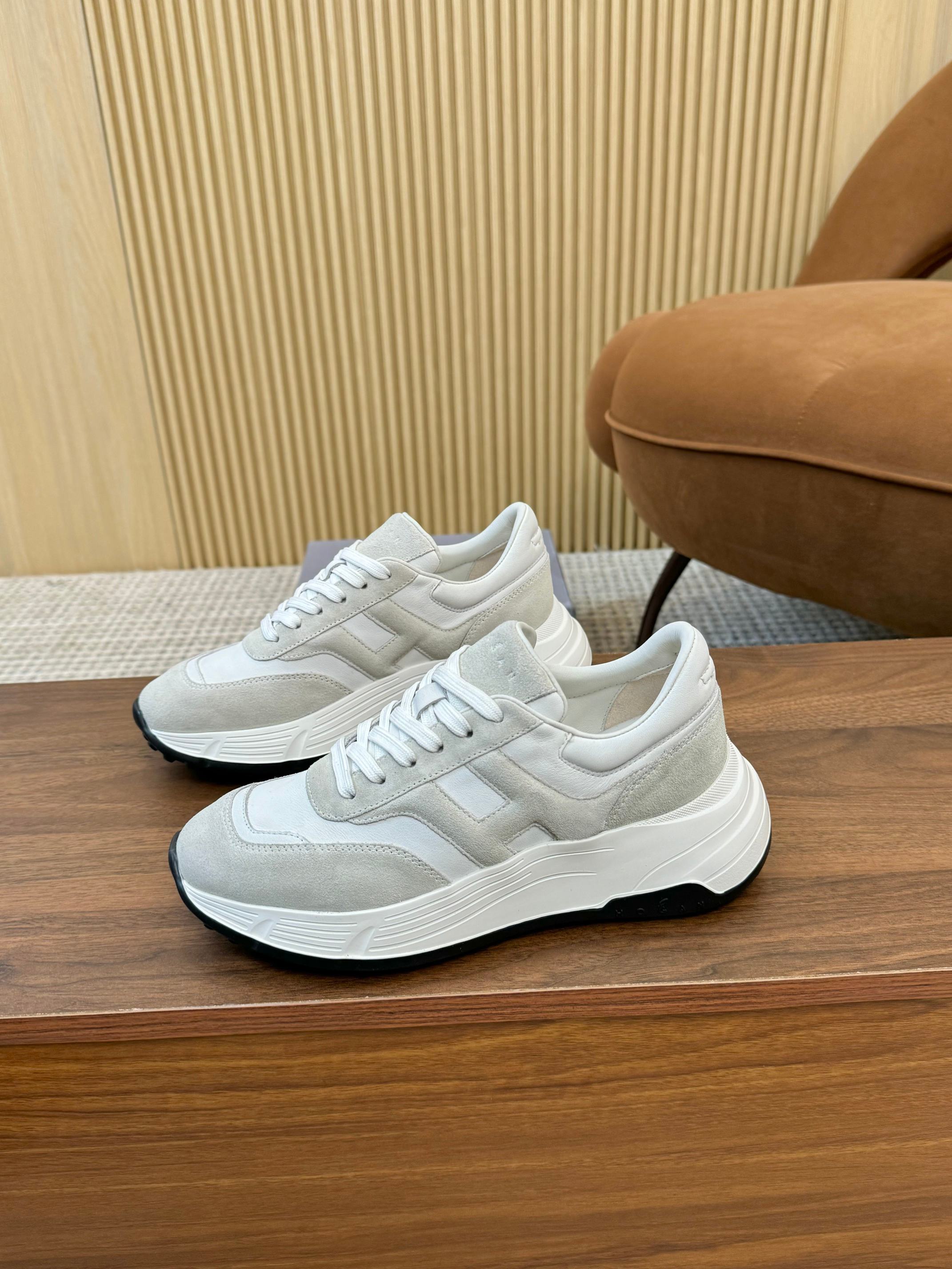 NO:355210,HOGAN Hogan 2025 new model is about to change pictures. H-STRIPES series couples' thick-soled dad shoes flying boat shoes casual sneakers. The top version is purchased and developed to make this H-STRIPES series sneakers adopt a contrasting color high elastic thick sole height-enhancing design, making the whole shoe feel new and energetic, shuttle style is fantastic, seize the focus of sight, and set off a modern urban trend. Original fabric custom imported cowhide material, inner lining original cowhide, sole exclusive mold opening ultra-light and high elastic material, the bottom thickness is about 4.5cm, size 36-44, (35/45 custom made without return or replacement),,hogan,sneakers,cowhide19860909HOGAN·霍根 2025新款转图必爆 H-STRIPES系列情侣款厚底老爹鞋飞艇鞋休闲运动鞋. 顶级版本原版购入开发做货 此款H-STRIPES系列运动鞋采用撞色高弹厚底增高设计,令整鞋焕发新意活力,穿梭型格畅想,抢占视线焦点,再掀现代感都市风潮. 面料原版定制进口牛皮材质 内里原版牛皮里 鞋底独家开模超轻高弹材质 底厚约4.5cm 码数女36-44,（35/45定做不退不换）,,hogan,sneakers,cowhide,Men's shoes