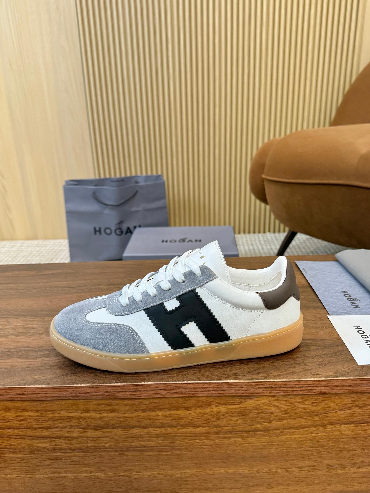 NO:355267,Top versions of men and women Hogan Hogan Latest Platform series casual sports shoes German training shoes Original purchase and development Made this Platform series sports and casual shoes, line drawing, reconstructing style, and releases a cool pace. It cleverly combines retro elements and urban fashion, the shoe shape is simple and neat without losing its distinctive and innovative self. The delivery counter is exquisitely packaged Fabric: Original custom imported top layer cowhide Inner: Original custom soft sheepskin lining Outsole: Original open mold-proof rubber outsole Sole Thickness: 4.5CM Size: 36-44 sizes, (35/45/46 size custom made without return or exchange),,hogan,tom ford,sneakers,cowhide,sheepskin19860909顶级版本男女同款 Hogan霍根 最新Platform系列休闲 运动鞋 德训鞋 原版购入开发 做货 这款Platform系列运动休闲鞋,线条勾绘,重构风格,释出飒爽步伐.巧妙糅合复古元素和都市时尚,鞋型简约利落又不失鲜明新意自我 配送专柜精美包装 面料: 原版定制进口头层牛皮 内里: 原版定制柔软羊皮里 大底: 原版开模防滑橡胶大底 底厚: 4.5CM Size:36-44码,（35/45/46码定做不退不换）,,hogan,tom ford,sneakers,cowhide,sheepskin,Men's shoes