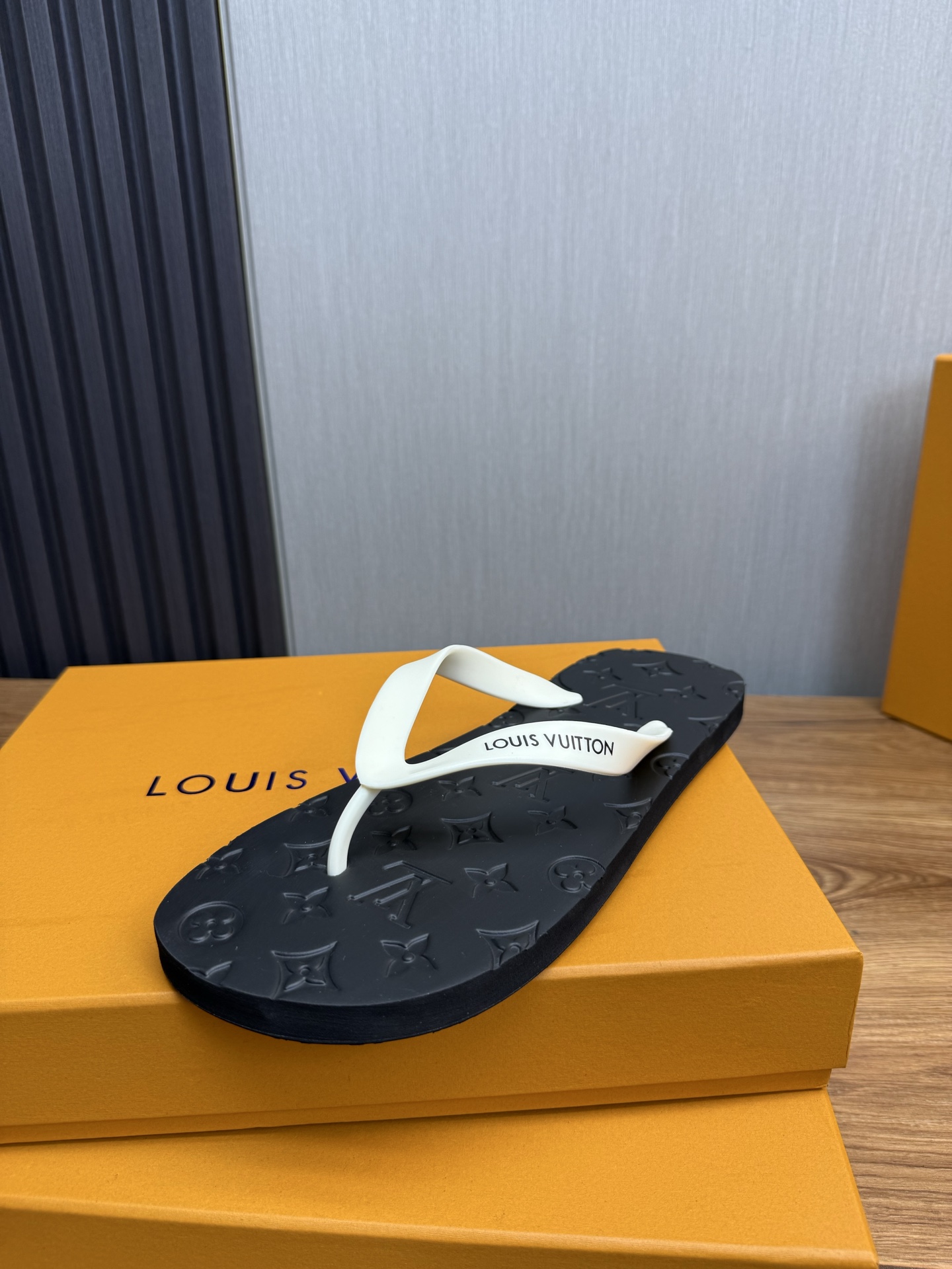 NO:556142,Balenciaga. Hot selling men's slippers. Available all year round. One-to-one production on the official website. Sizes 38-45, 45 46, custom-made!  ,,balenciaga,slippers19860909巴黎世家.爆款男拖鞋热卖 常年有货 官网一比一制作 38-45码 45 46 订做！,,balenciaga,slippers,Men's shoes