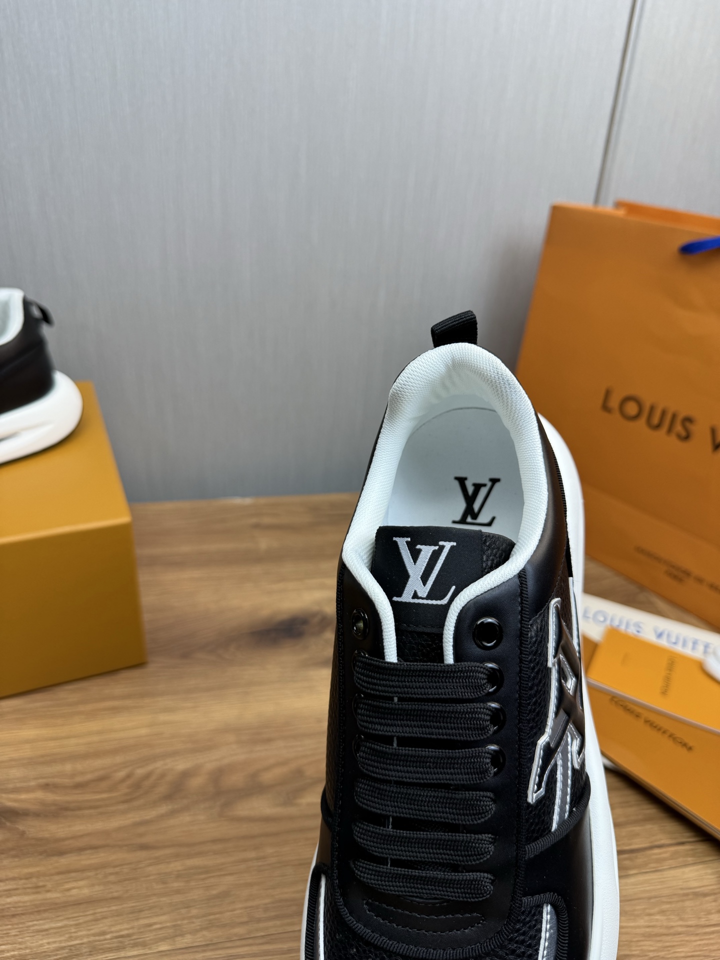 工厂价450💰
Lv.顶级代购🇮🇹 路易威登，运动板鞋专柜同步，鞋面意大利进口，高品质拼接复杂工艺品，进口网布里垫柔软舒适，鞋底：原厂特供原版底，TPU独家活动成型底超级舒适，原厂跟单货，🔍🔍高品质，可随意进出专柜，欢迎对比，码数 38-44 （订做 38.45 ）