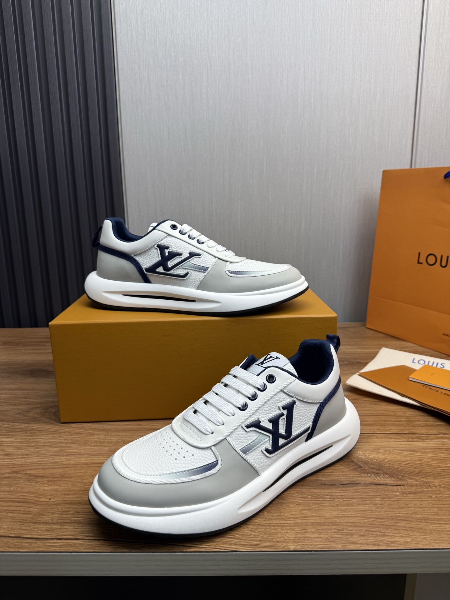 工厂价450💰
Lv.顶级代购🇮🇹 路易威登，运动板鞋专柜同步，鞋面意大利进口，高品质拼接复杂工艺品，进口网布里垫柔软舒适，鞋底：原厂特供原版底，TPU独家活动成型底超级舒适，原厂跟单货，🔍🔍高品质，可随意进出专柜，欢迎对比，码数 38-44 （订做 38.45 ）