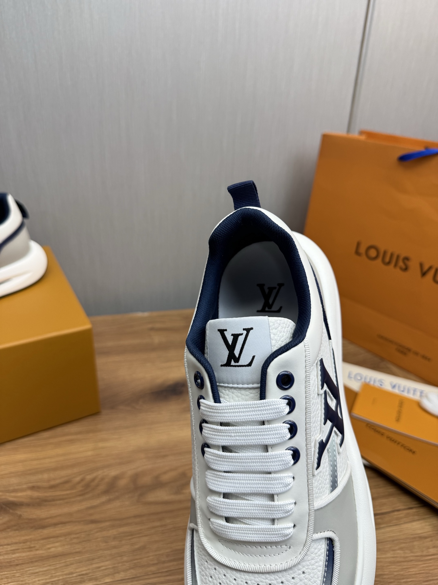 工厂价450💰
Lv.顶级代购🇮🇹 路易威登，运动板鞋专柜同步，鞋面意大利进口，高品质拼接复杂工艺品，进口网布里垫柔软舒适，鞋底：原厂特供原版底，TPU独家活动成型底超级舒适，原厂跟单货，🔍🔍高品质，可随意进出专柜，欢迎对比，码数 38-44 （订做 38.45 ）