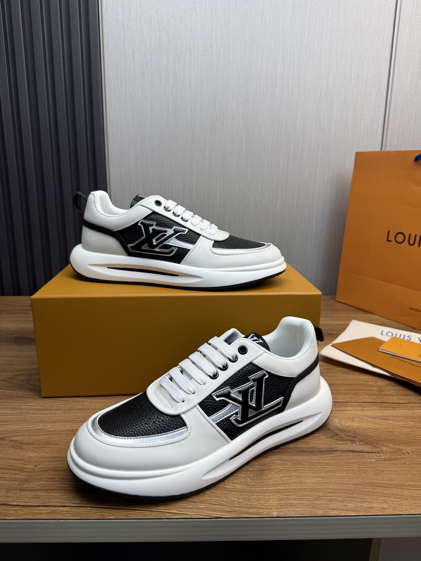 工厂价450💰
Lv.顶级代购🇮🇹 路易威登，运动板鞋专柜同步，鞋面意大利进口，高品质拼接复杂工艺品，进口网布里垫柔软舒适，鞋底：原厂特供原版底，TPU独家活动成型底超级舒适，原厂跟单货，🔍🔍高品质，可随意进出专柜，欢迎对比，码数 38-44 （订做 38.45 ）