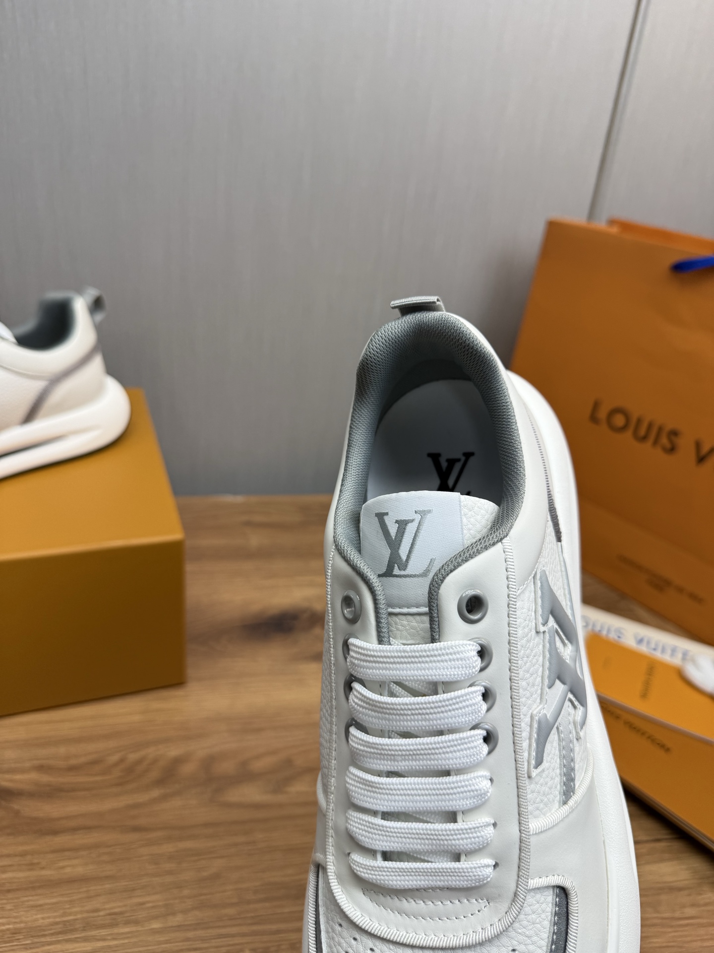 工厂价450💰
Lv.顶级代购🇮🇹 路易威登，运动板鞋专柜同步，鞋面意大利进口，高品质拼接复杂工艺品，进口网布里垫柔软舒适，鞋底：原厂特供原版底，TPU独家活动成型底超级舒适，原厂跟单货，🔍🔍高品质，可随意进出专柜，欢迎对比，码数 38-44 （订做 38.45 ）