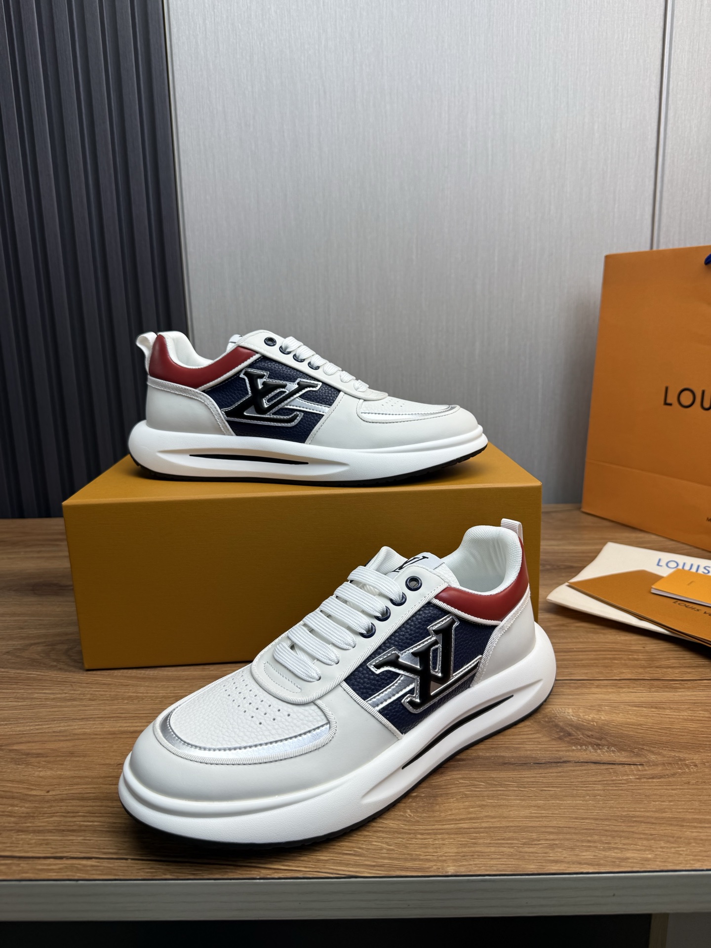 工厂价450💰
Lv.顶级代购🇮🇹 路易威登，运动板鞋专柜同步，鞋面意大利进口，高品质拼接复杂工艺品，进口网布里垫柔软舒适，鞋底：原厂特供原版底，TPU独家活动成型底超级舒适，原厂跟单货，🔍🔍高品质，可随意进出专柜，欢迎对比，码数 38-44 （订做 38.45 ）