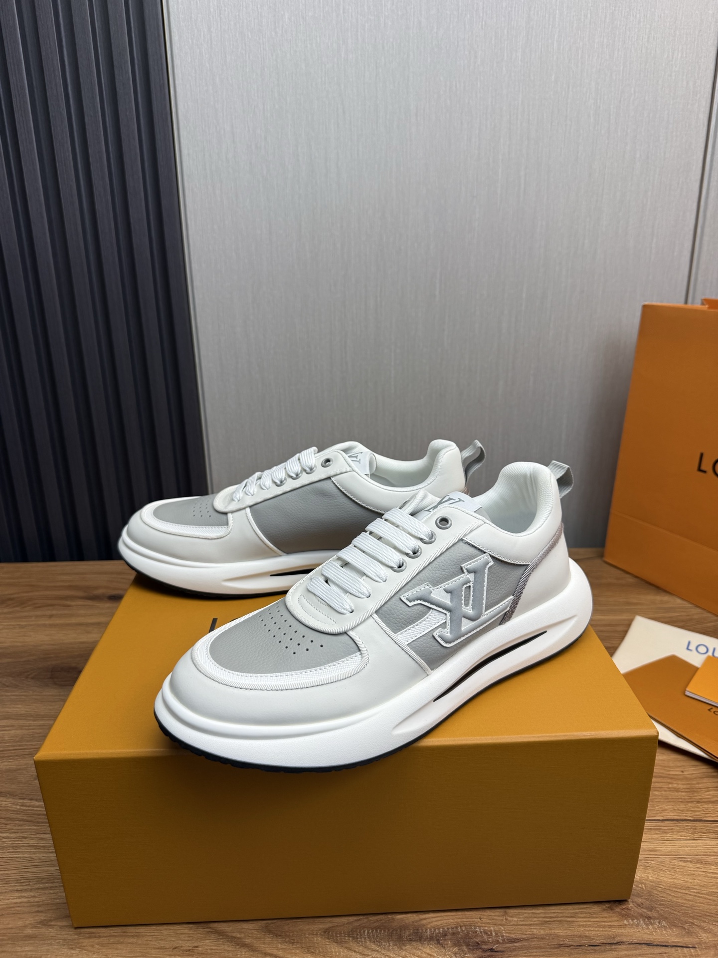 工厂价450💰
Lv.顶级代购🇮🇹 路易威登，运动板鞋专柜同步，鞋面意大利进口，高品质拼接复杂工艺品，进口网布里垫柔软舒适，鞋底：原厂特供原版底，TPU独家活动成型底超级舒适，原厂跟单货，🔍🔍高品质，可随意进出专柜，欢迎对比，码数 38-44 （订做 38.45 ）