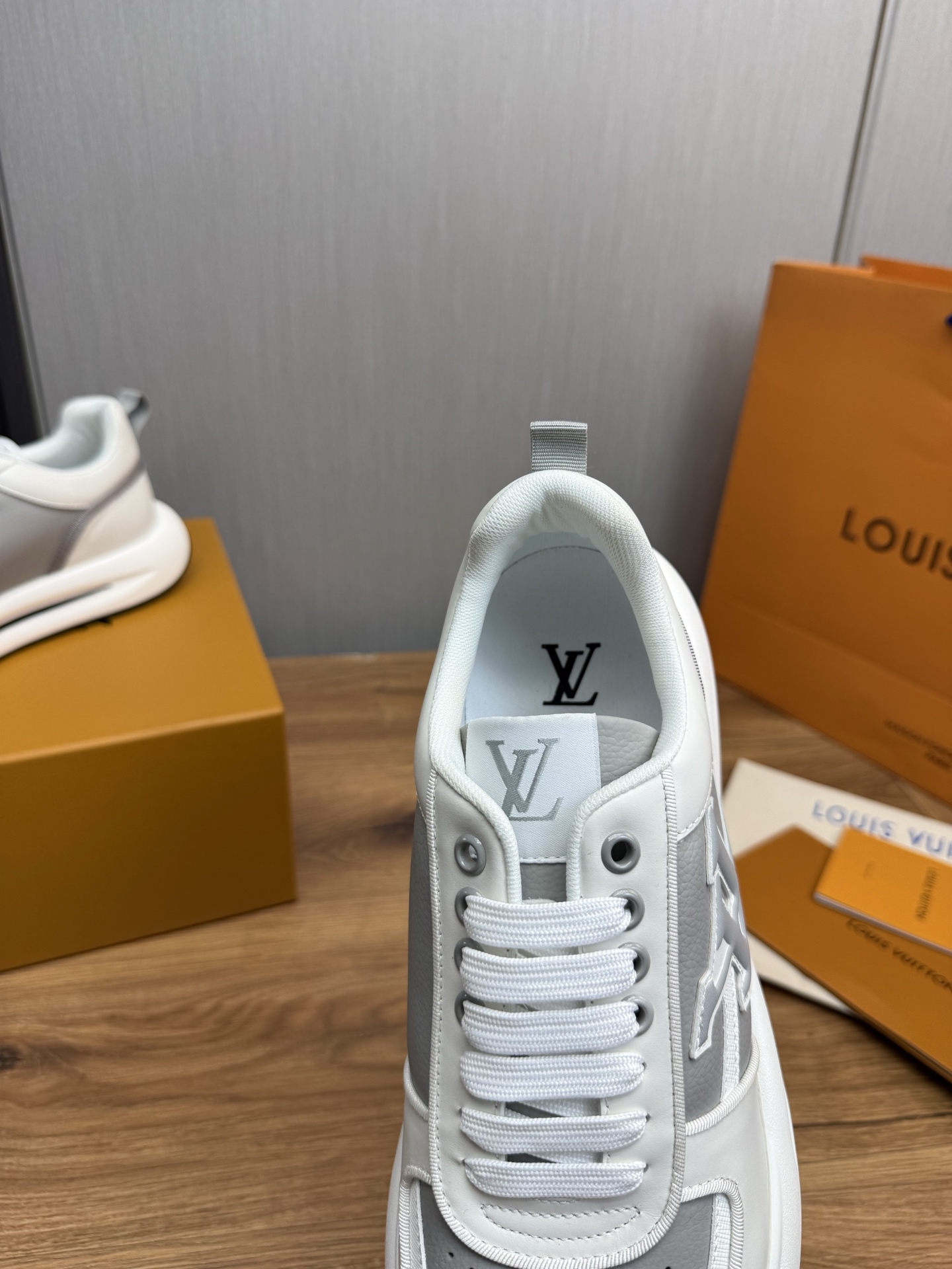 工厂价450💰
Lv.顶级代购🇮🇹 路易威登，运动板鞋专柜同步，鞋面意大利进口，高品质拼接复杂工艺品，进口网布里垫柔软舒适，鞋底：原厂特供原版底，TPU独家活动成型底超级舒适，原厂跟单货，🔍🔍高品质，可随意进出专柜，欢迎对比，码数 38-44 （订做 38.45 ）