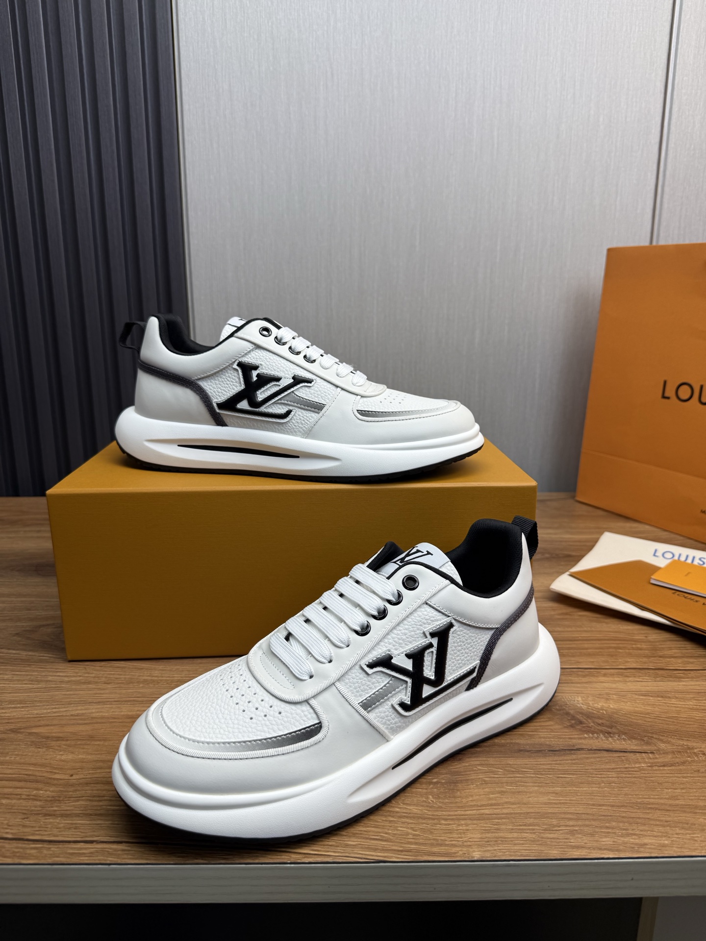 工厂价450💰
Lv.顶级代购🇮🇹 路易威登，运动板鞋专柜同步，鞋面意大利进口，高品质拼接复杂工艺品，进口网布里垫柔软舒适，鞋底：原厂特供原版底，TPU独家活动成型底超级舒适，原厂跟单货，🔍🔍高品质，可随意进出专柜，欢迎对比，码数 38-44 （订做 38.45 ）