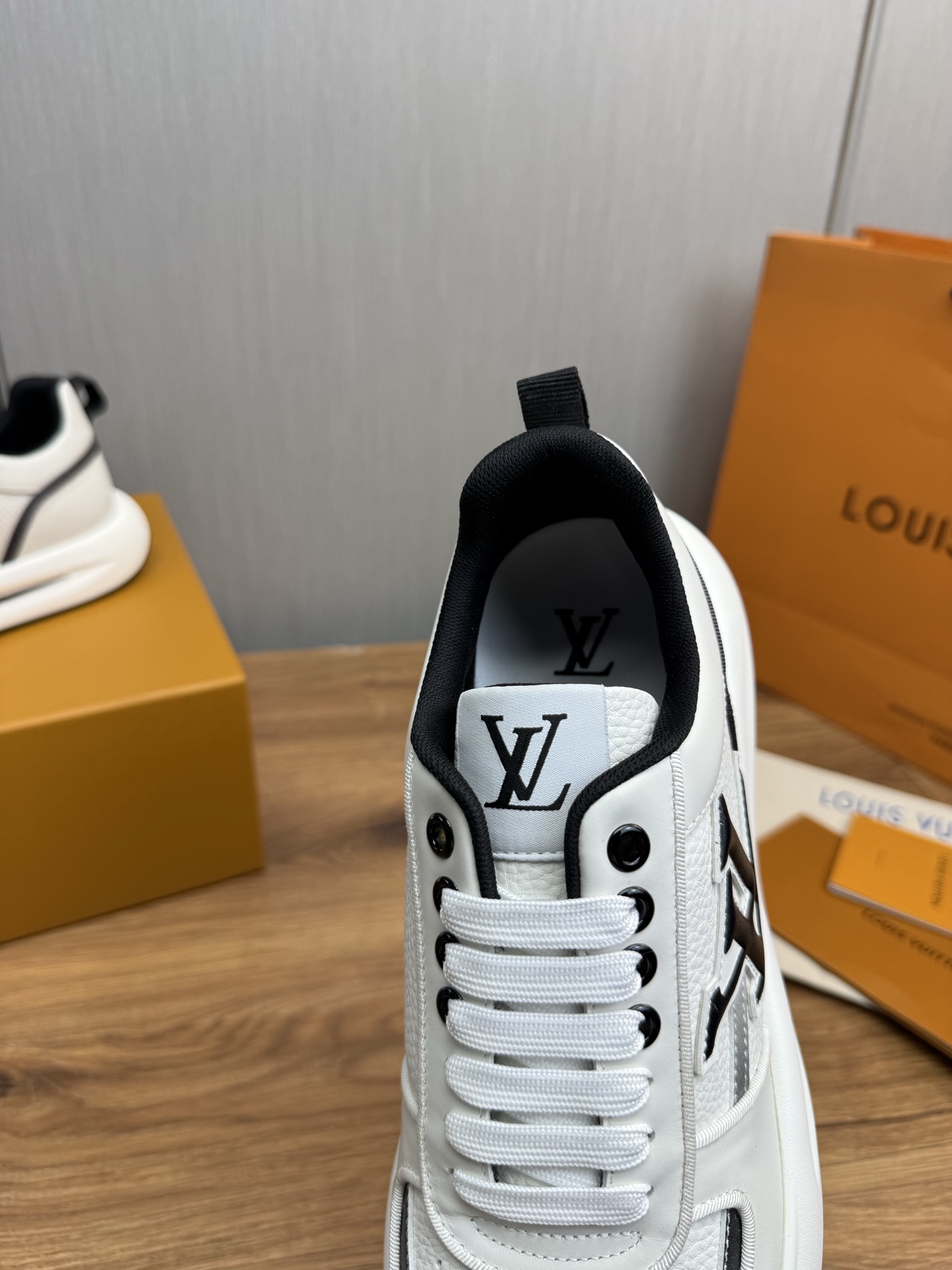 工厂价450💰
Lv.顶级代购🇮🇹 路易威登，运动板鞋专柜同步，鞋面意大利进口，高品质拼接复杂工艺品，进口网布里垫柔软舒适，鞋底：原厂特供原版底，TPU独家活动成型底超级舒适，原厂跟单货，🔍🔍高品质，可随意进出专柜，欢迎对比，码数 38-44 （订做 38.45 ）