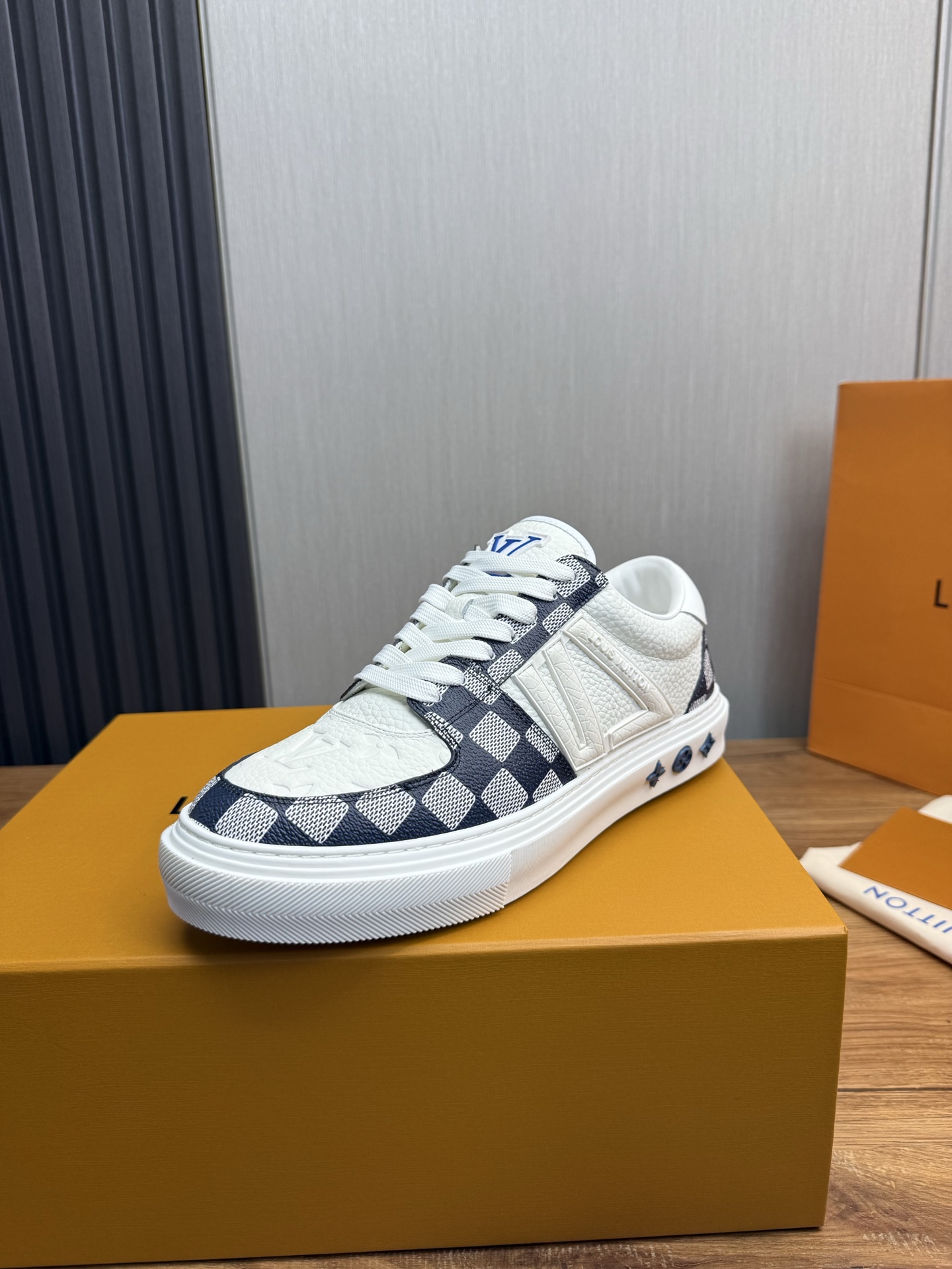 NO:612517,LV men's sports sneakers are made of soft cow leather, and the brand embossed logo on the side shows the new ideas of the season. The elegant upper is matched with a thick and light rubber outsole, which is embossed with the Louis logo. The padded insole and cowhide lining highlight the comfort. Imported cowhide + cowhide lining Size39-44 (38.45 custom-made), casual shoes/sports shoes, louis vuitton, louis vuitton, sneakers, cowhide19860909LV男款运动板鞋 以柔软牛皮革烘托,侧面品牌压印标识道出当季新意.优雅鞋面搭配厚实而轻盈的橡胶外底,后者压印路易标识.衬垫内底和牛皮内衬凸显舒适感. 进口牛皮+牛皮内里 Size39-44(38.45定做）,休闲鞋/运动鞋,louis vuitton,louis vuitton,sneakers,cowhide,Women's Shoes