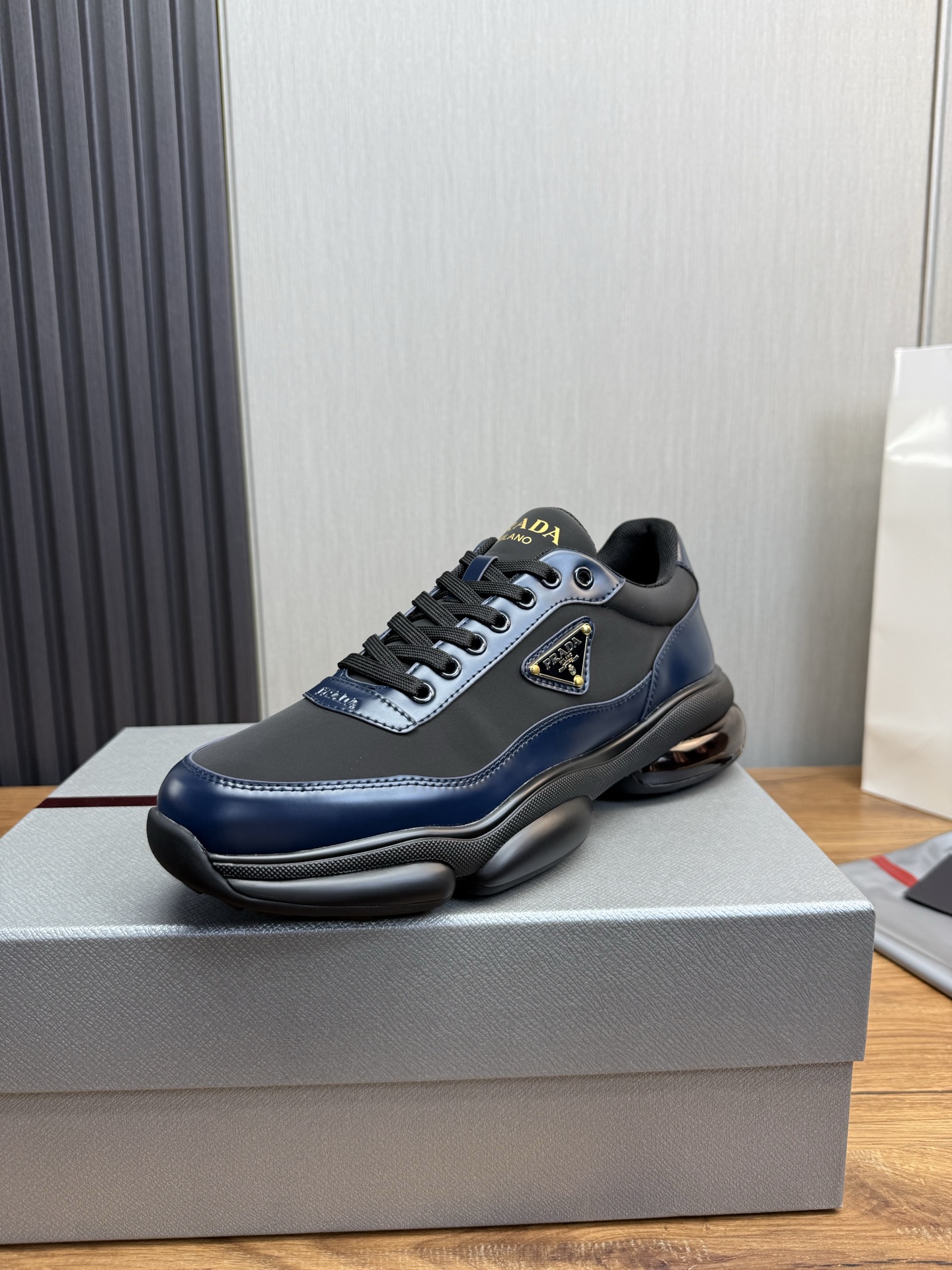NO:670056,[PRADA] Popular items in men's shoes counter, official website synchronized, 1 high-quality shipped original cowhide upper + cowhide lining, 11 replica, original original sole, 38-45 (45 customized, non-refundable), casual shoes/sports shoes, prada, prada, sneakers, cowhide19860909【PRADA普拉达】男鞋专柜爆款,官网同步,1高品质出货原版牛皮鞋面+牛皮内里,11复刻 ,原厂原版底,38-45（45定做不退换）,休闲鞋/运动鞋,prada,prada,sneakers,cowhide,Women's Shoes