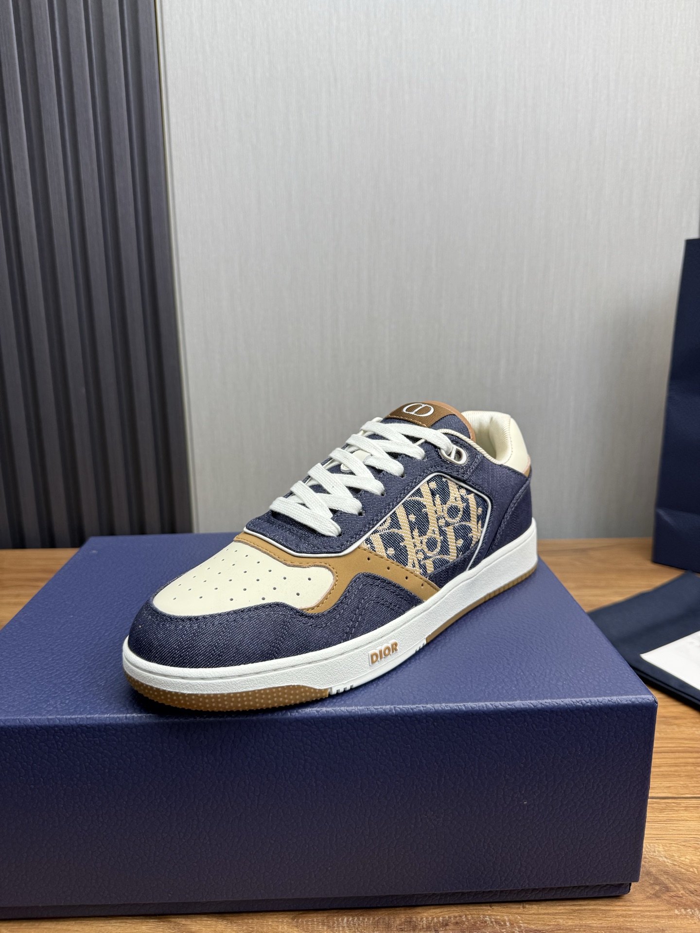 NO:350716,Dior B27 series Couple style Denim Presbyterian Stone Pattern Casual Sports Shoes Board Shoes Original Purchase and Development Make Production This B27 low-top sneakers are a new product in this series, continuing the classic Dior style. They are carefully crafted in white and gray smooth cowhide leather, with white Oblique Galaxy printed leather inserts on the sides. The 