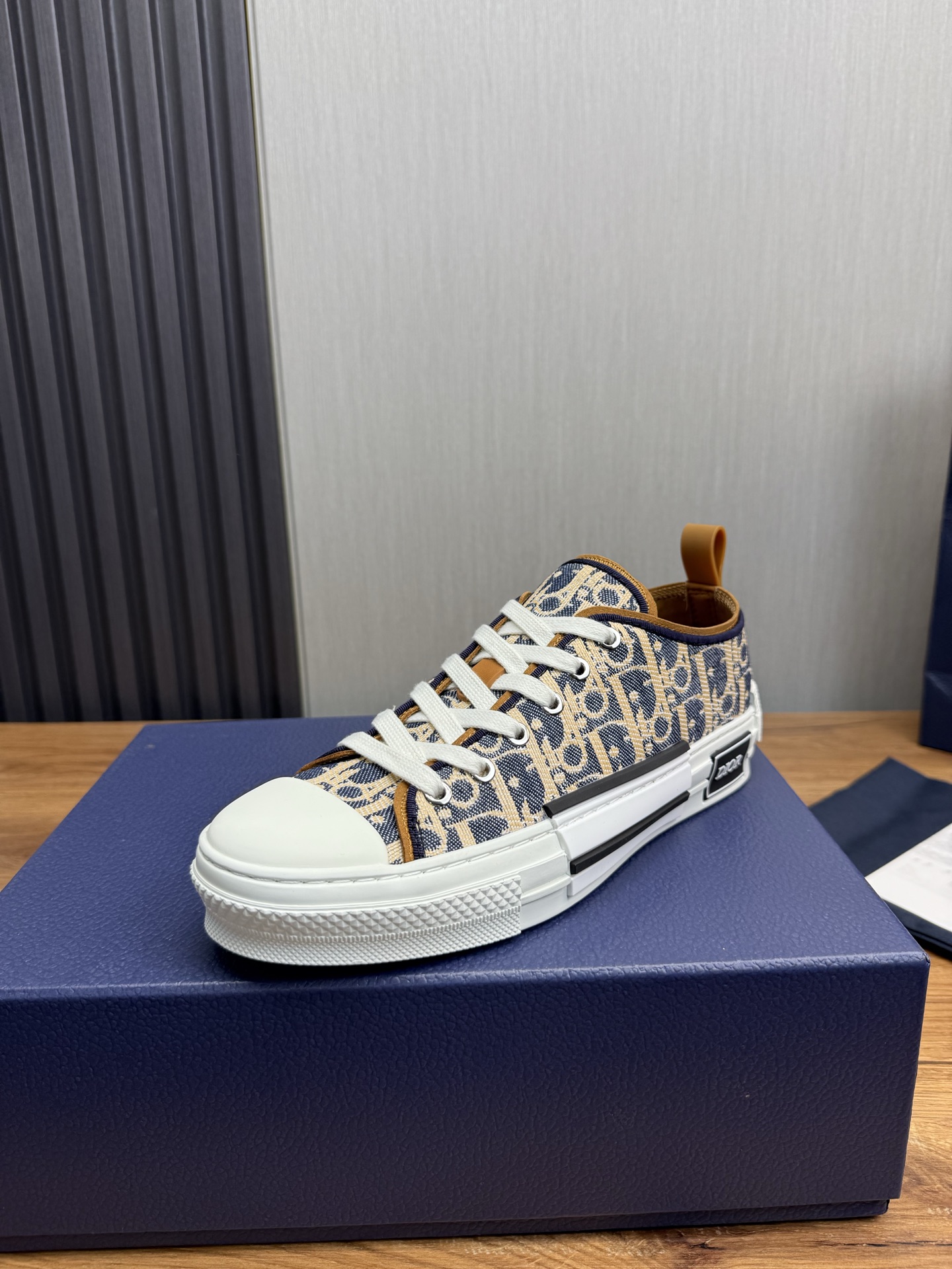 NO:350734,Dior B23 classic series couple models, high top, low top, casual sneakers, board shoes [all year-round] version has been debugged to the extreme!  Top version of the market!  This B23 high-top sneaker is decorated with beige and black Oblique print. Classic details such as eyelets and front laces, white rubber sole spliced ​​with contrasting effect, round reinforced toe and rear lifting ring are cleverly matched with soft cowhide leather lining to highlight the charm of this sneaker. It can be easily matched with various casual styles. Delivery counter exquisite packaging Fabric: Original custom Oblique printed fabric Imported microfiber lining in the inner lining Original open mold TPU outsole Sole Thickness 3.5CM Size: Women's 35-41 (40.41 custom made) Size: Men's 38-46 (38/45 46 custom made), Dior, Dior, Sneakers, cowhide19860909Dior迪奥B23经典系列情侣款 高帮 低帮 休闲 运动鞋 板鞋【常年现货】版本已调试到极致！市场顶配版本！这款 B23 高帮运动鞋饰以米色和黑色 Oblique 印花.孔眼与正面鞋带、饰以对比效果拼接的白色橡胶鞋底、圆形加固鞋头和后侧提拉环等经典细节,与柔软的牛皮革里料巧妙搭配,彰显这款运动鞋的魅力.可与各式休闲造型轻松搭配 配送专柜精美包装 面料:原版定制Oblique 印花布 内里进口超细纤维里料 鞋底原版开模TPU大底 底厚3.5CM Size:女款35-41（40.41订做） Size:男款38-46（38/45 46订做）,,dior,dior,sneakers,cowhide,Men's shoes