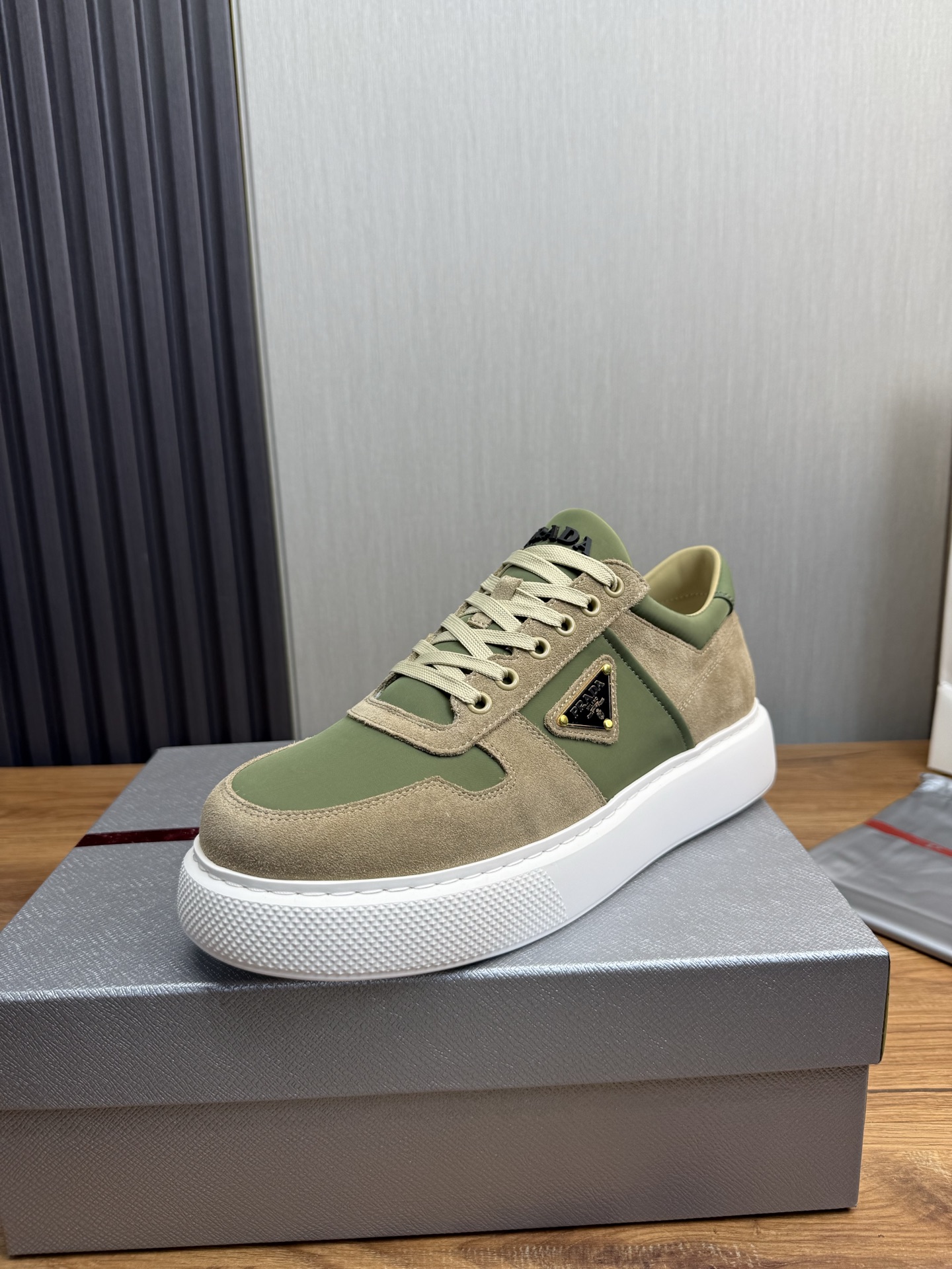 NO:353087,【PRADA Prada】The men's shoes counter hits, the official website is synchronized, 1 high-quality imported cowhide fabric + cowhide lining, 11 replica, original original bottom, 38-45 (45 custom made without return or exchange), prada, prada, cowhide19860909【PRADA普拉达】男鞋专柜爆款,官网同步,1高品质出货进口牛皮面料+牛皮内里,11复刻 ,原厂原版底,38-45（45定做不退换）,,prada,prada,cowhide,Men's shoes