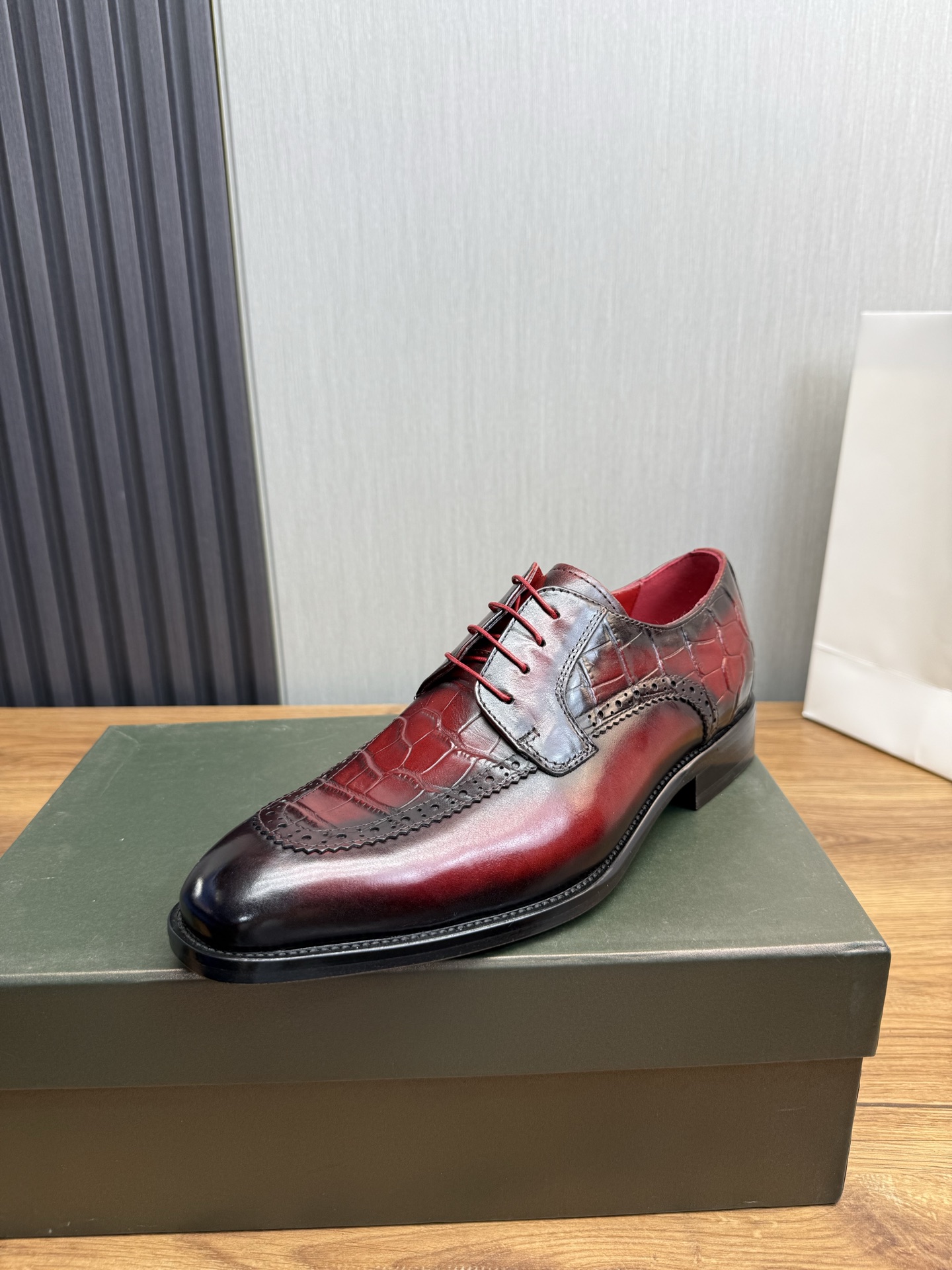 NO:354516,Berlut* Berlut. New style of men's hand-made formal leather shoes, high-end quality, high-quality imported calf leather upper, hand-made color polishing process, semi-godine cold sticking process, simple and atmospheric, ancient and embossed genuine leather sole, showing the texture of the leather material, exquisite and material leather horizontal belt decoration, more hand-made special inner lining dye calf leather, leather rubber combination sole excellent anti-slip effect, original customized packaging and sale, standard leather shoes size 39~44# (customized by 38.45),, cowhide, Leather soles19860909Berlut* 布鲁提.新款男士手工擦色正装皮鞋 高端精品 甄选优质进口小牛皮鞋面 手工擦色工艺处理效果 半固特异冷粘工艺 古朴大气 古文压花真皮大底,将皮料质感展现得淋漓精致同材质皮革横带装饰 更显手工特色内里本染小牛皮 真皮橡胶组合大底防滑效果极好 原版定制包装发售 标准皮鞋码数39～44#（38.45定做）,,cowhide,Leather soles,Men's shoes