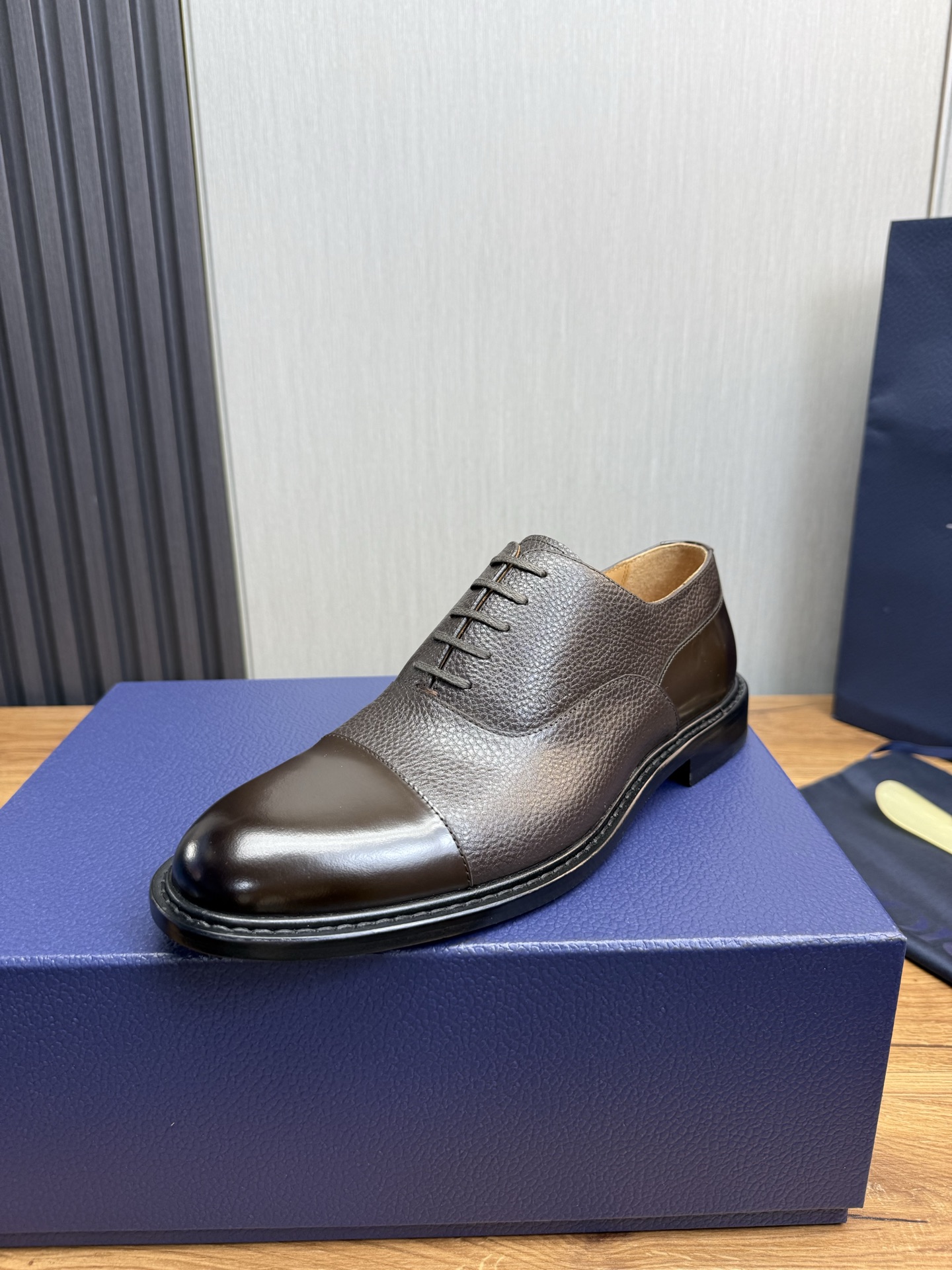 NO:354532,[Di*r] Dior. Top crafts, fashionable formal leather shoes, regular size 39-44. The official website simultaneously sells top quality Italian fully imported raw leather calfskin. Open-edge beaded cowhide. Super texture and feel!  Imported calfskin inside, all imported leather pi with genuine leather sole!  38,45 Custom made non-return, dior, cowhide, Leather soles19860909【Di*r】迪奥. 顶尖工艺品 时尚正装皮鞋 正码39一44 官网同步发售顶级品质意大利全面进口原皮料小牛皮.开边珠牛皮.超强质感、手感！内里进口小牛皮,全进口皮丕 真皮大底！38,45订做不退换,,dior,cowhide,Leather soles,Men's shoes